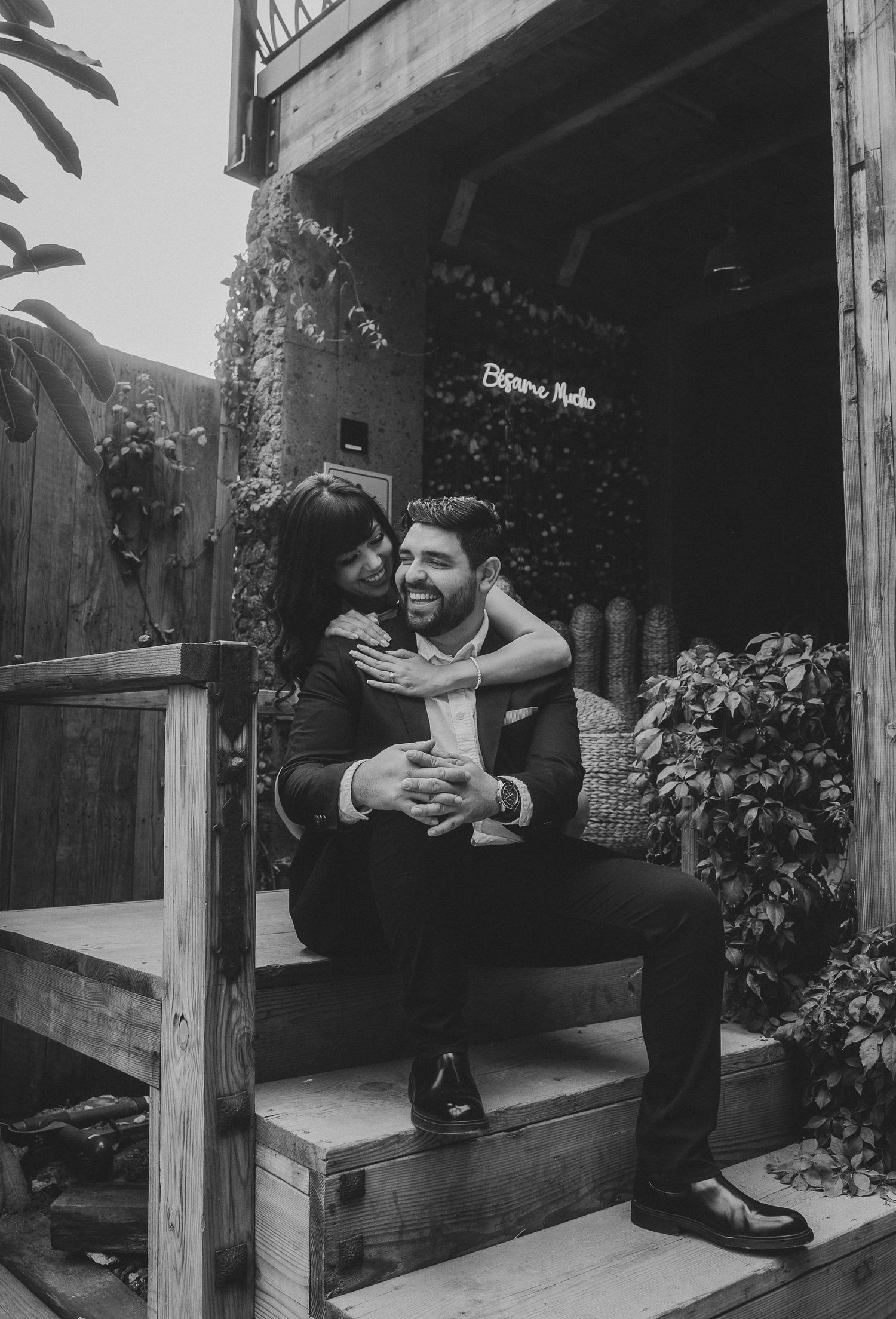 Retrato de pareja en su sesion save the date, en restaurante en Rosarito.