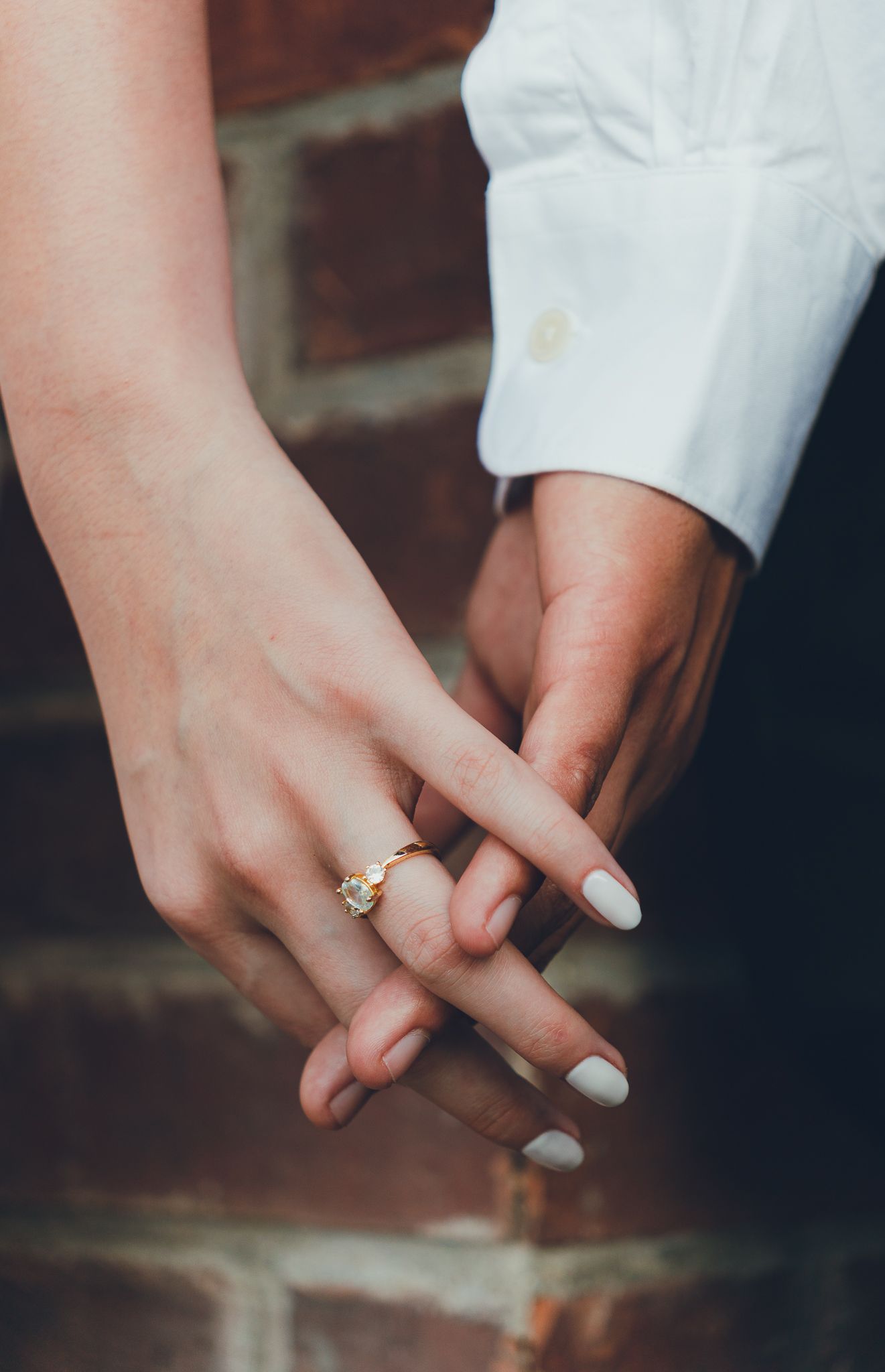 Foto detalle de las manos de una pareja durante su sesion save the date