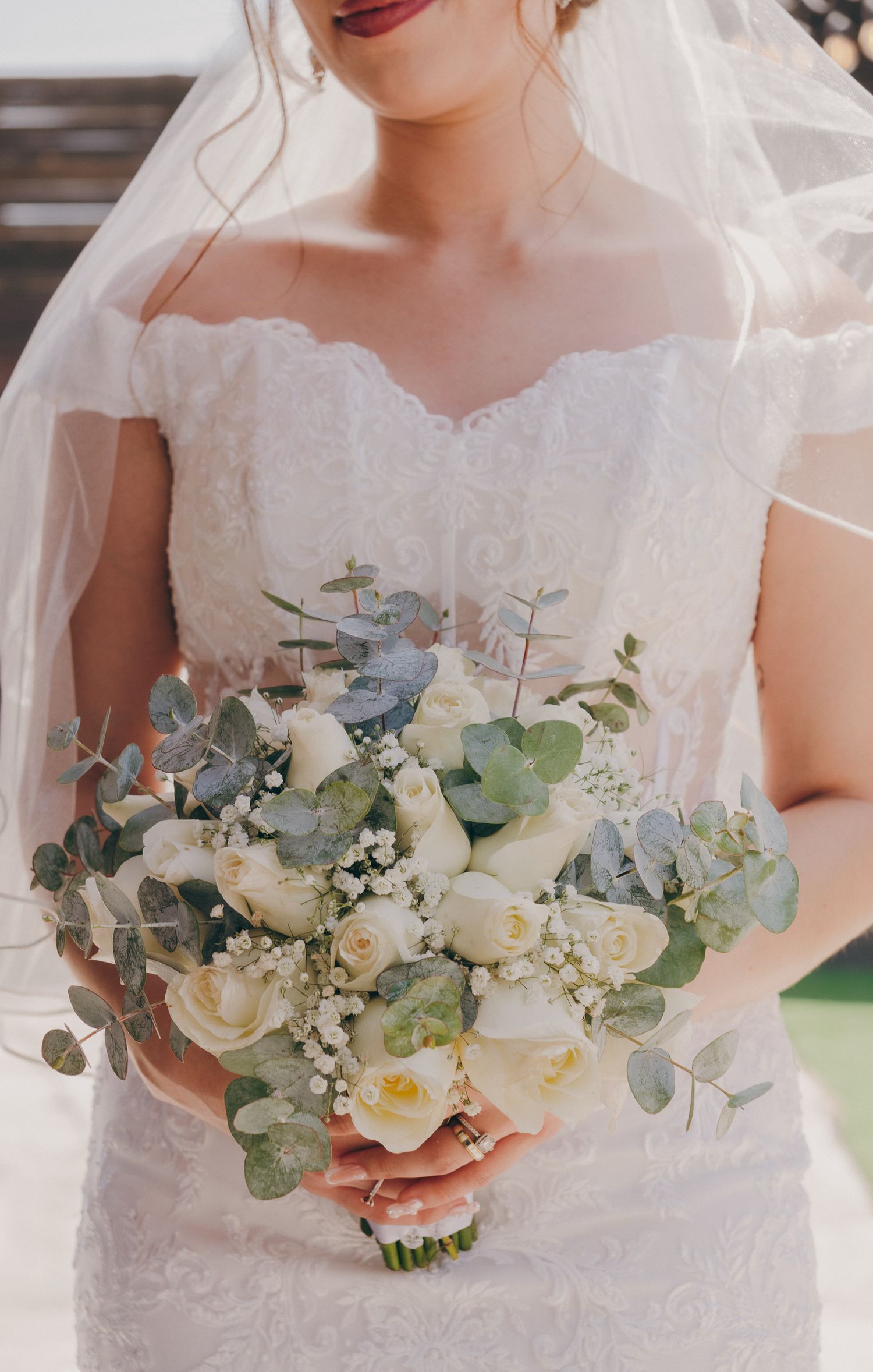 Ramo de novia con flores blancas y diseño orgánico.