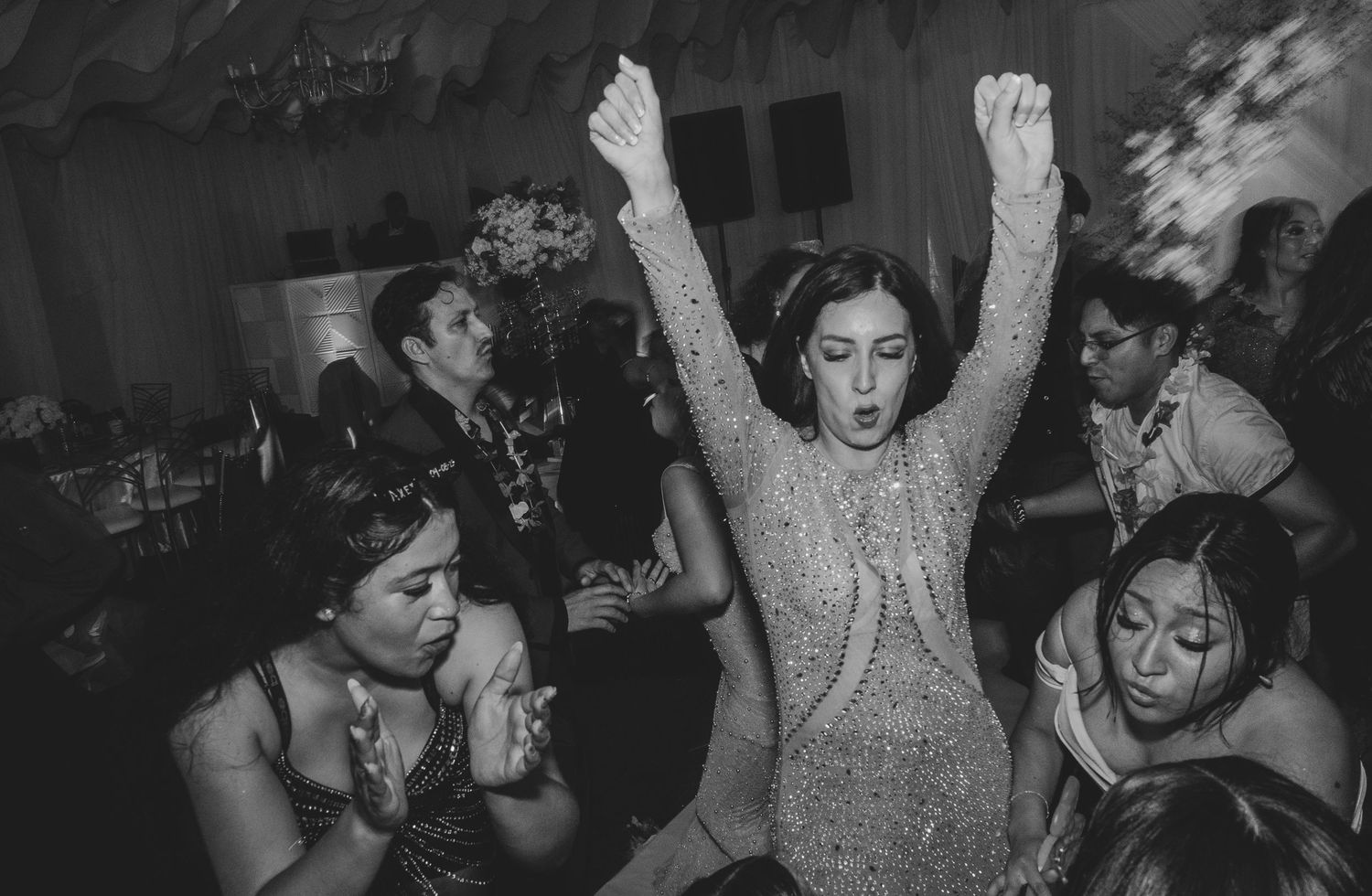 Invitada bailando en una boda por Finite Estudio