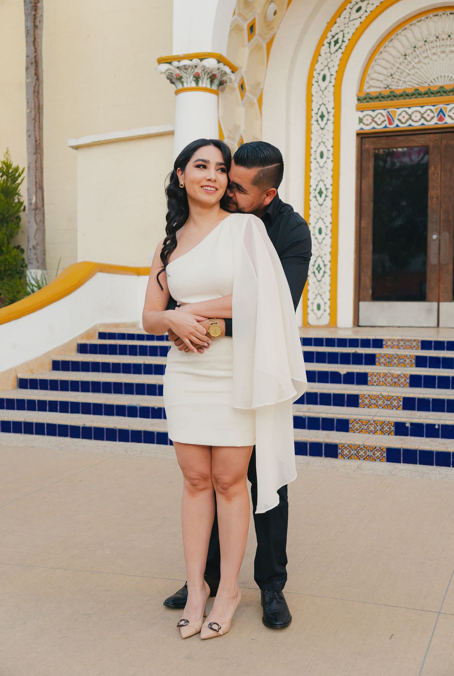 Foto de una pareja durante su sesion save the date en Zona Centro Tijuana
