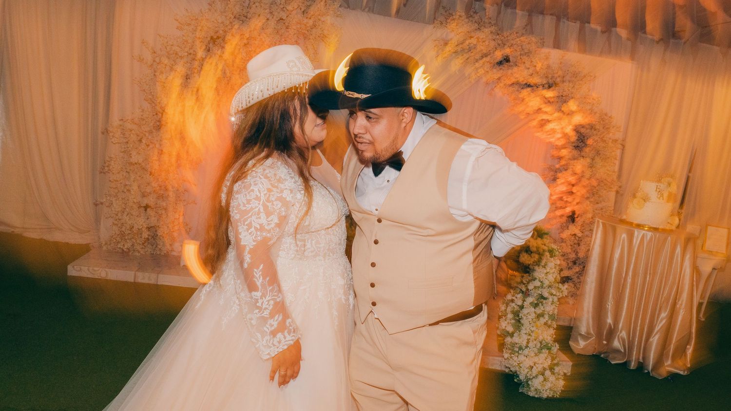Pareja de novios en su baile de novios en el día de su boda