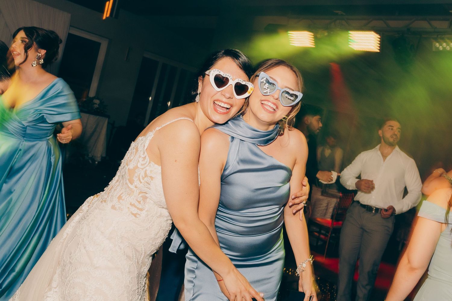 Retrato de una novia festejando su boda con sus invitados en Tijuana