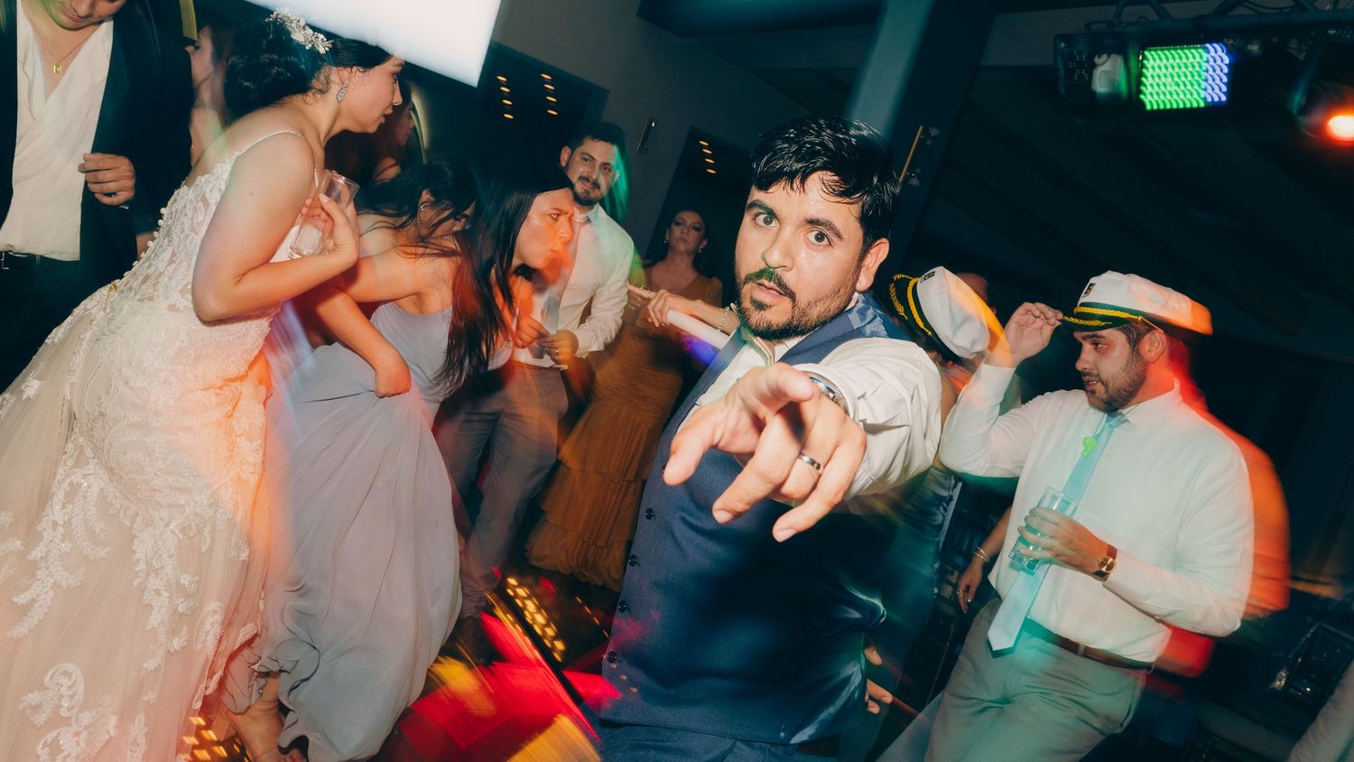 Invitados bailando en la pista de boda en Tijuana.