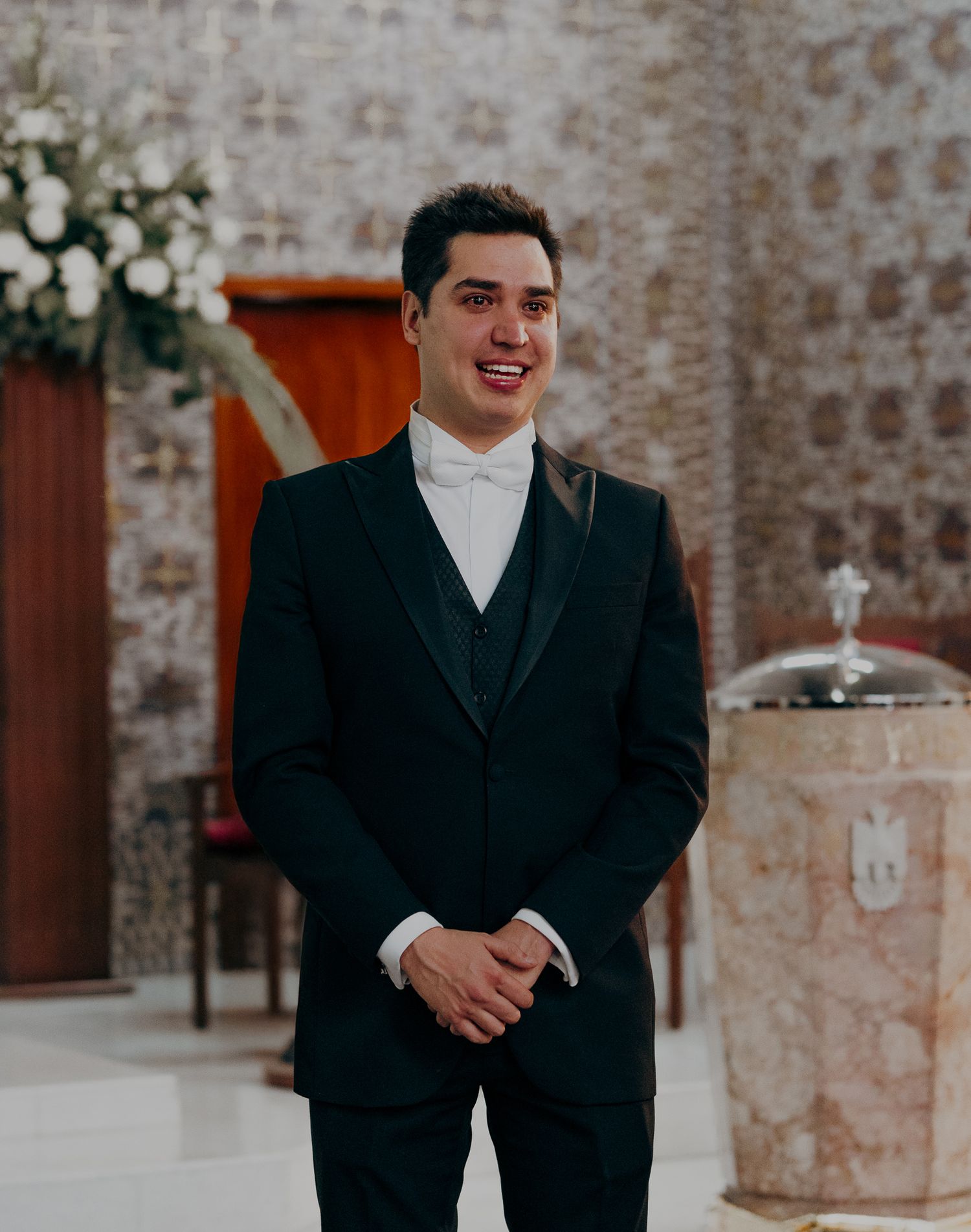 Novio llorando viendo a la novia en el altar - Finite Estudio.
