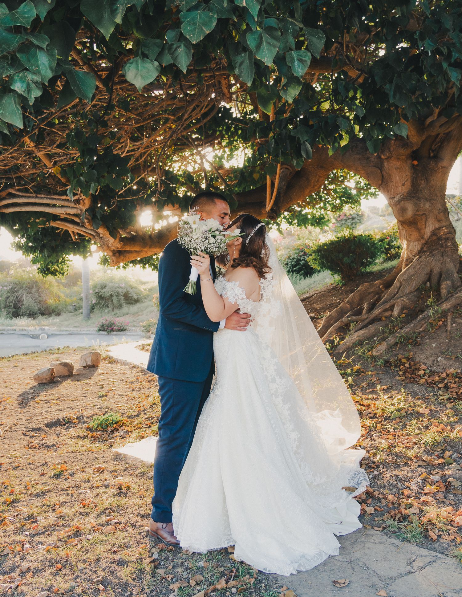 Retrato de pareja besandose en el día de su boda