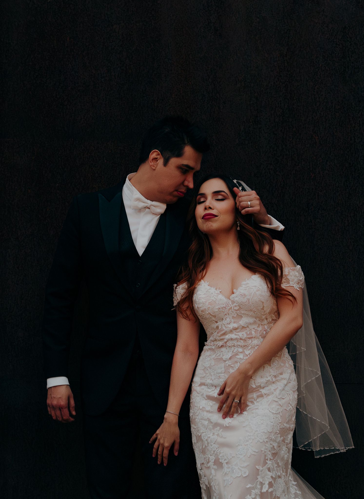 Fotografía editorial de pareja durante su boda en casa baloyan