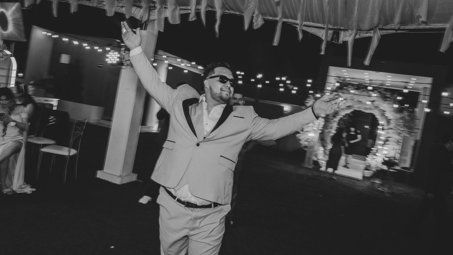 Retrato del novio festejando su boda en Tijuana por Finite Estudio