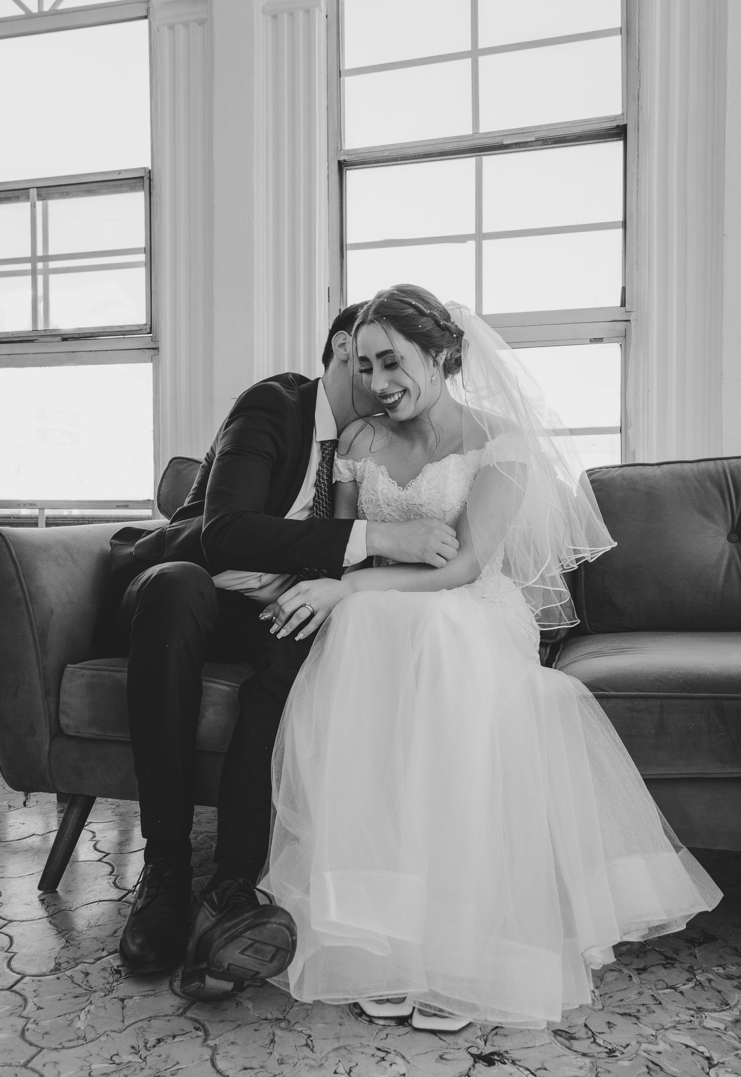 Retrato en blanco y negro de una pareja el día de su boda por Finite Estudio