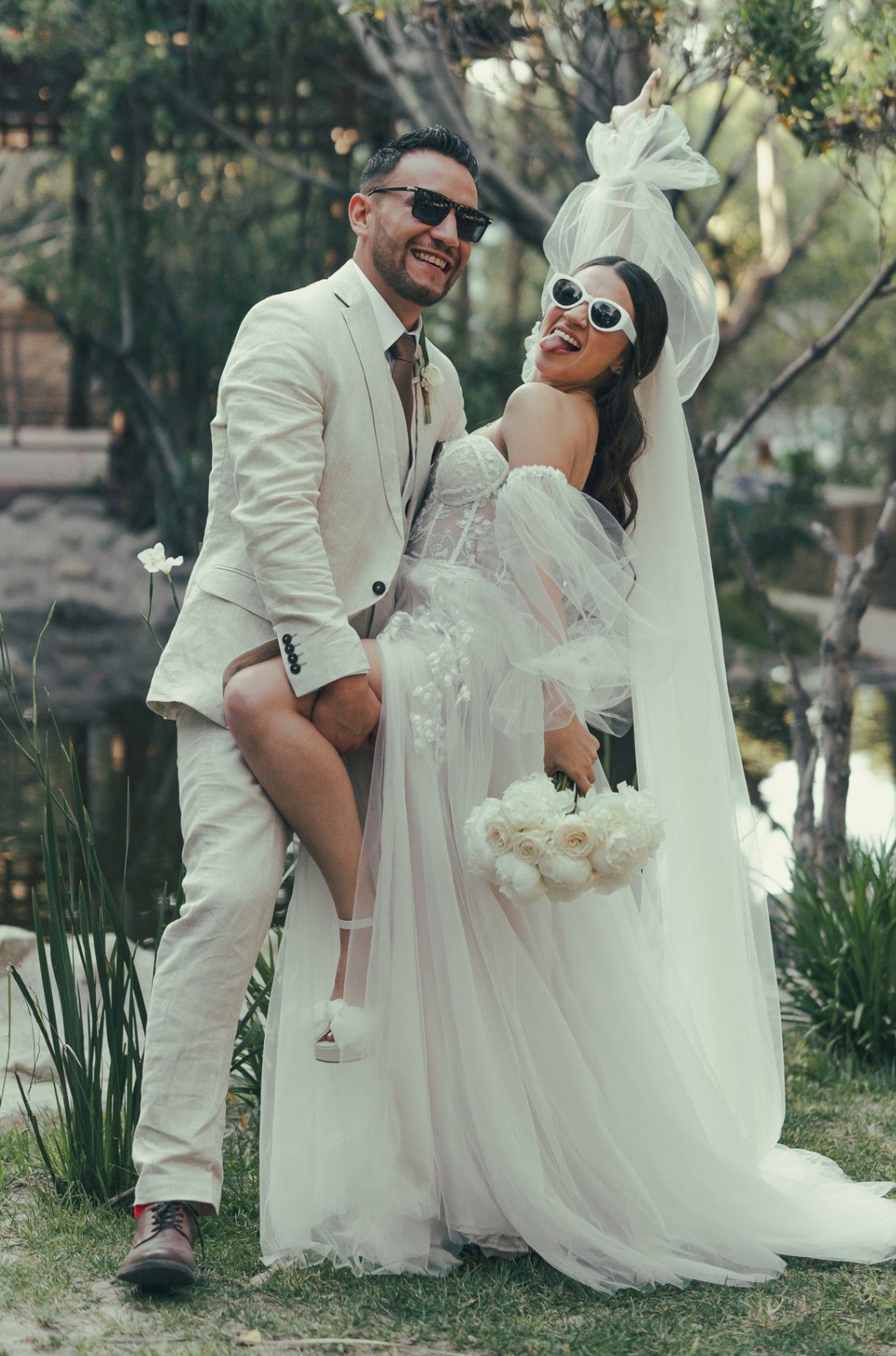 Retrato espontáneo de pareja en su sesión de novios en parque te Tijuana