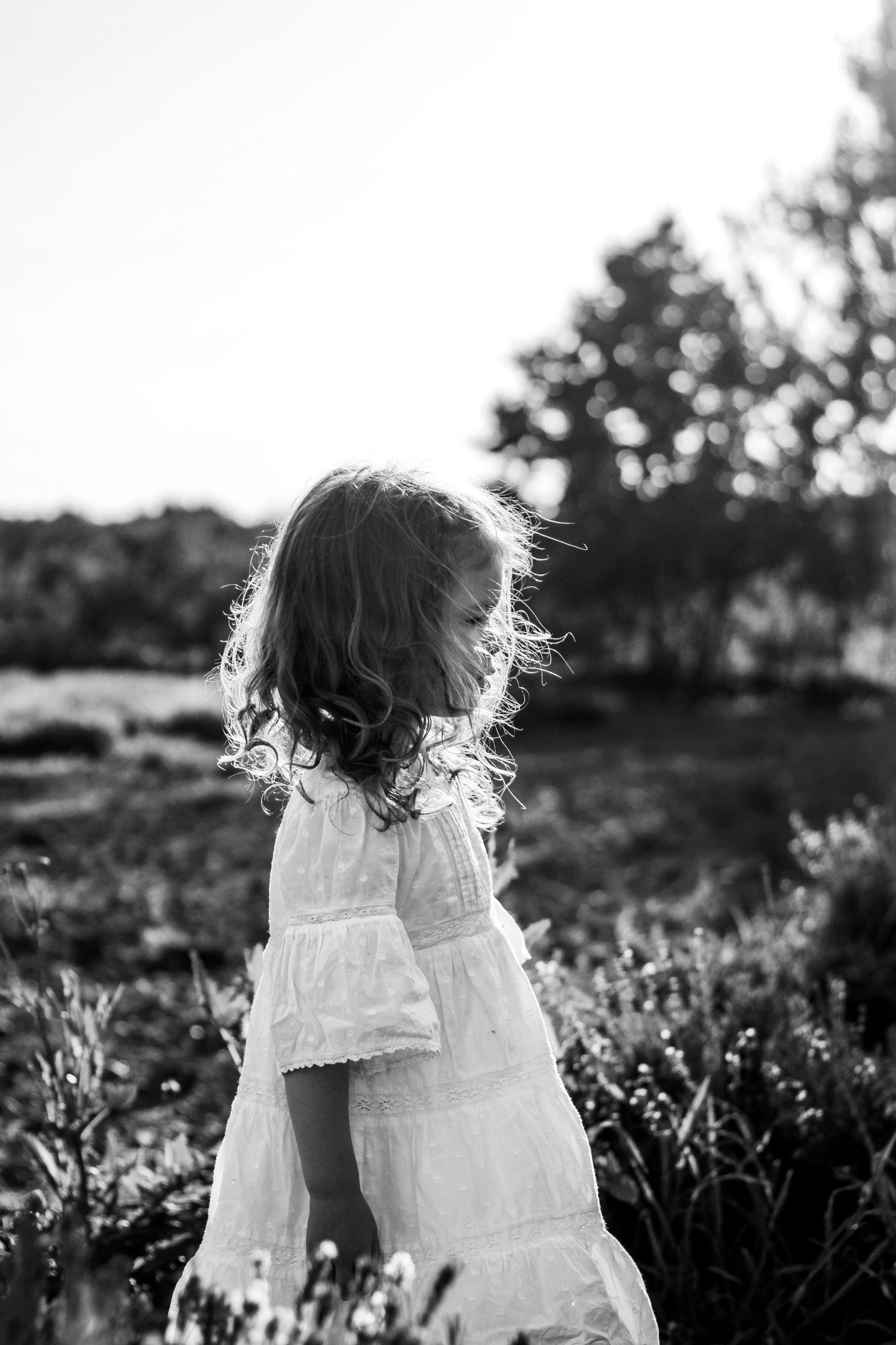 Enfant explorant la nature lors d’une séance photo en extérieur.