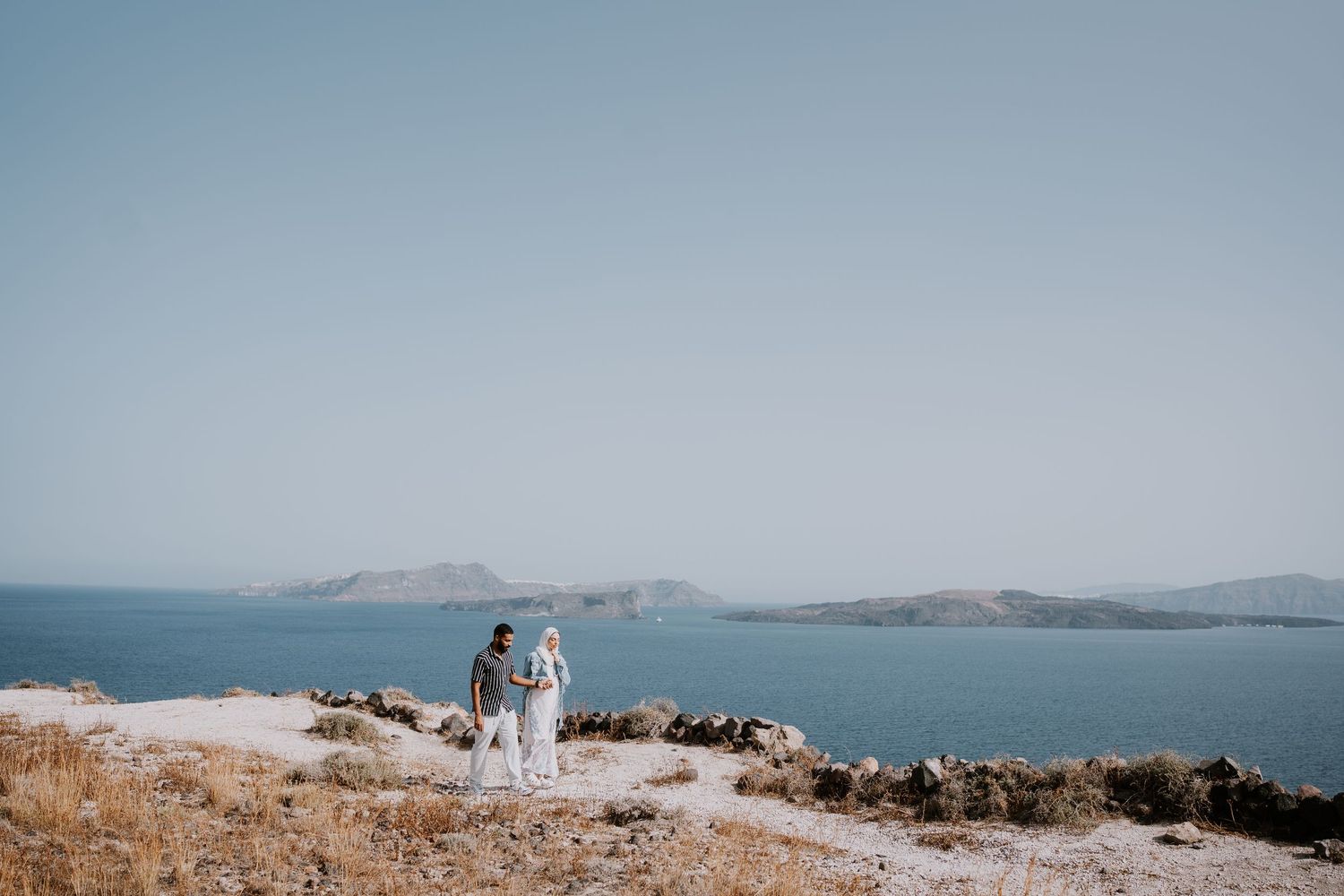 santorini photographer couple session oia sunset blue domes romantic photoshoot greece
