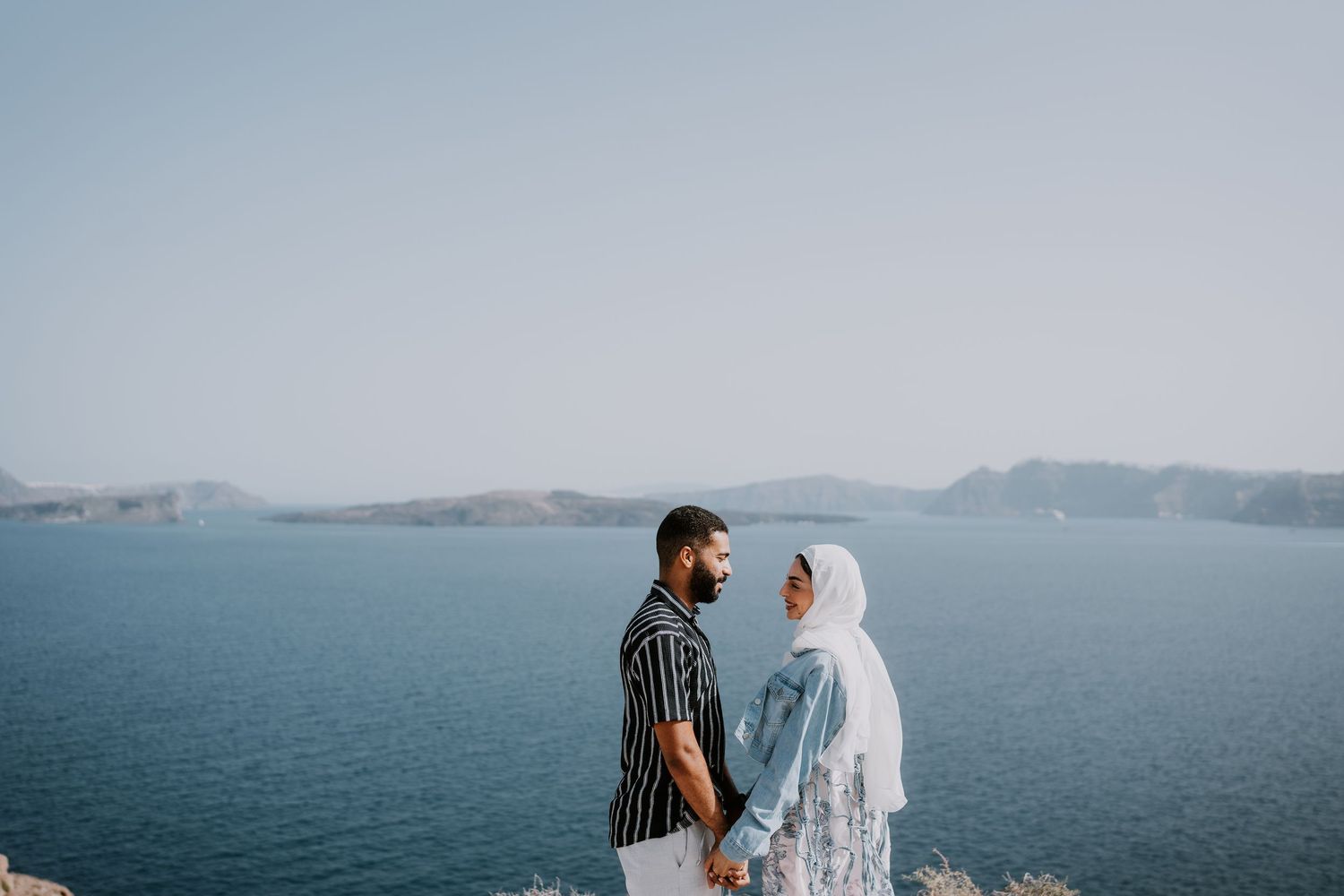 santorini photographer couple session oia sunset blue domes romantic photoshoot greece