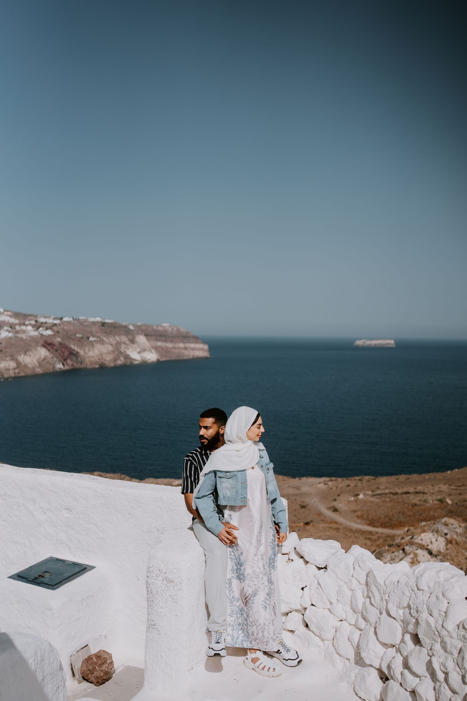 santorini photographer couple session oia sunset blue domes romantic photoshoot greece