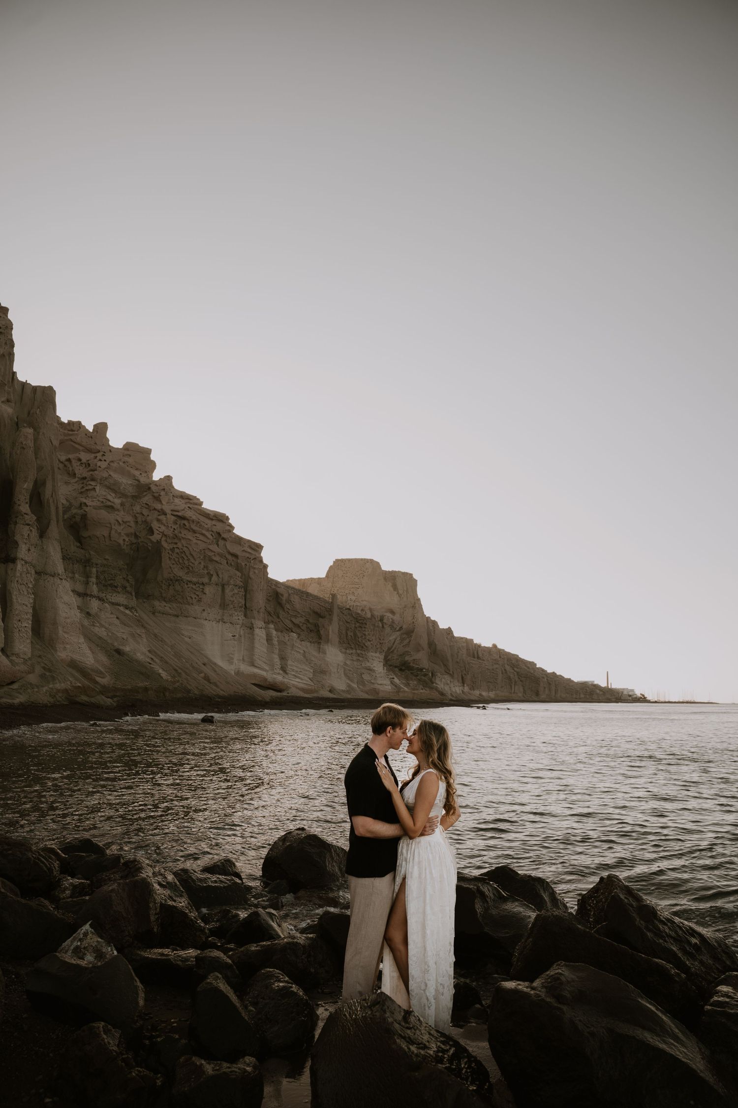 santorini engagement photoshoot cinematic couple oia santorini photographer luxury session