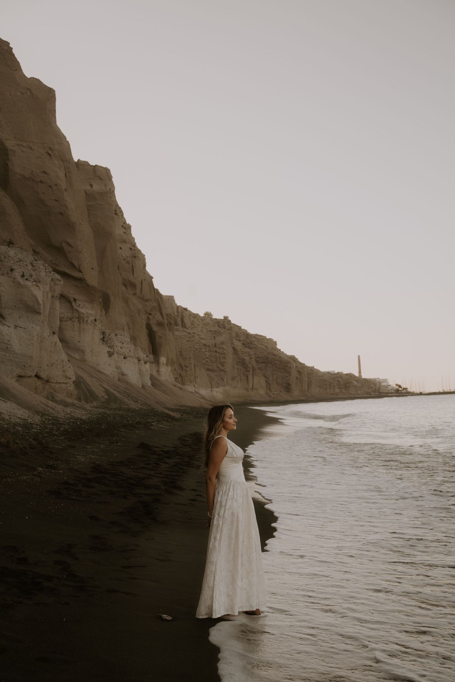 santorini photographer couple session oia sunset blue domes romantic photoshoot greece