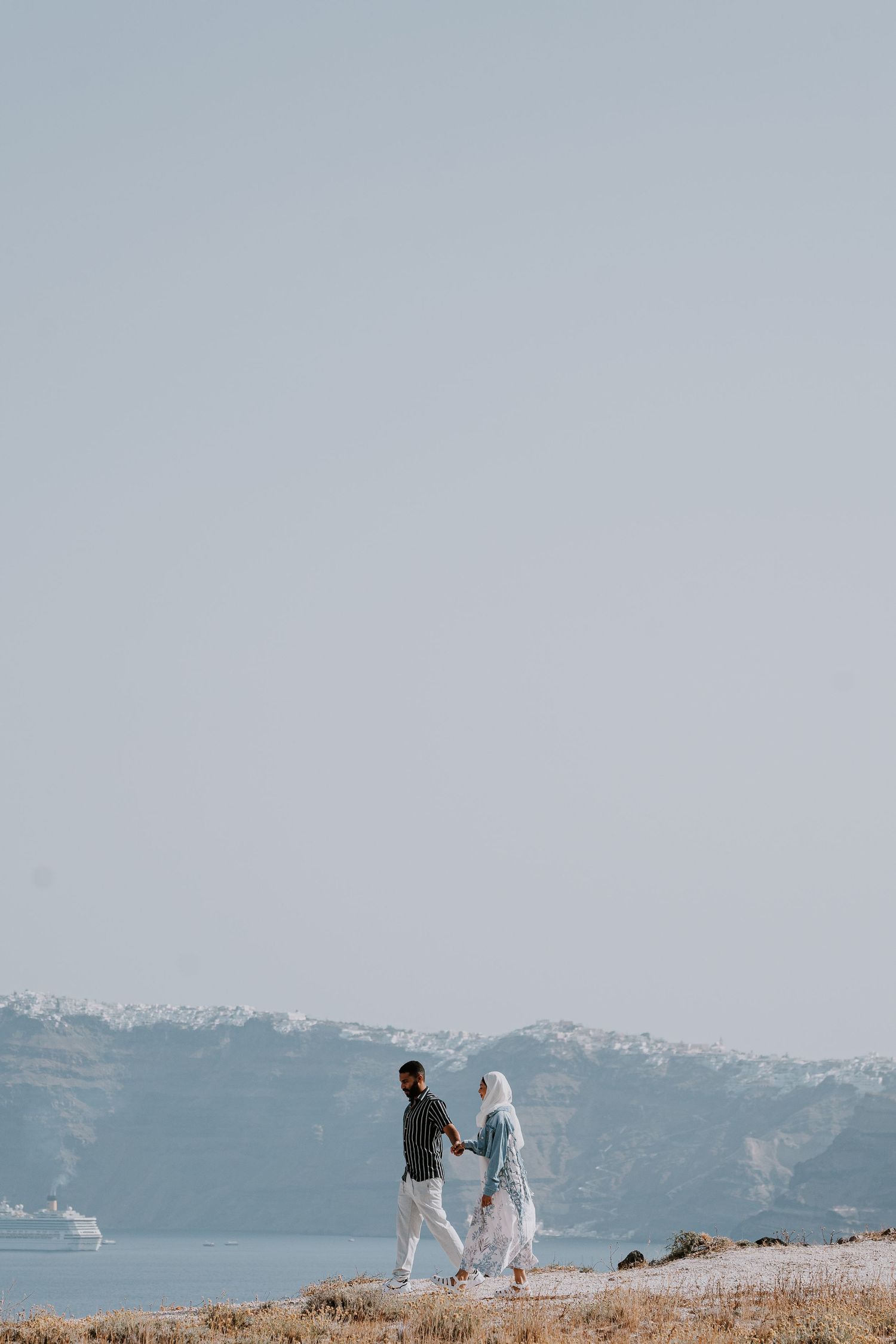 santorini photographer couple session oia sunset blue domes romantic photoshoot greece