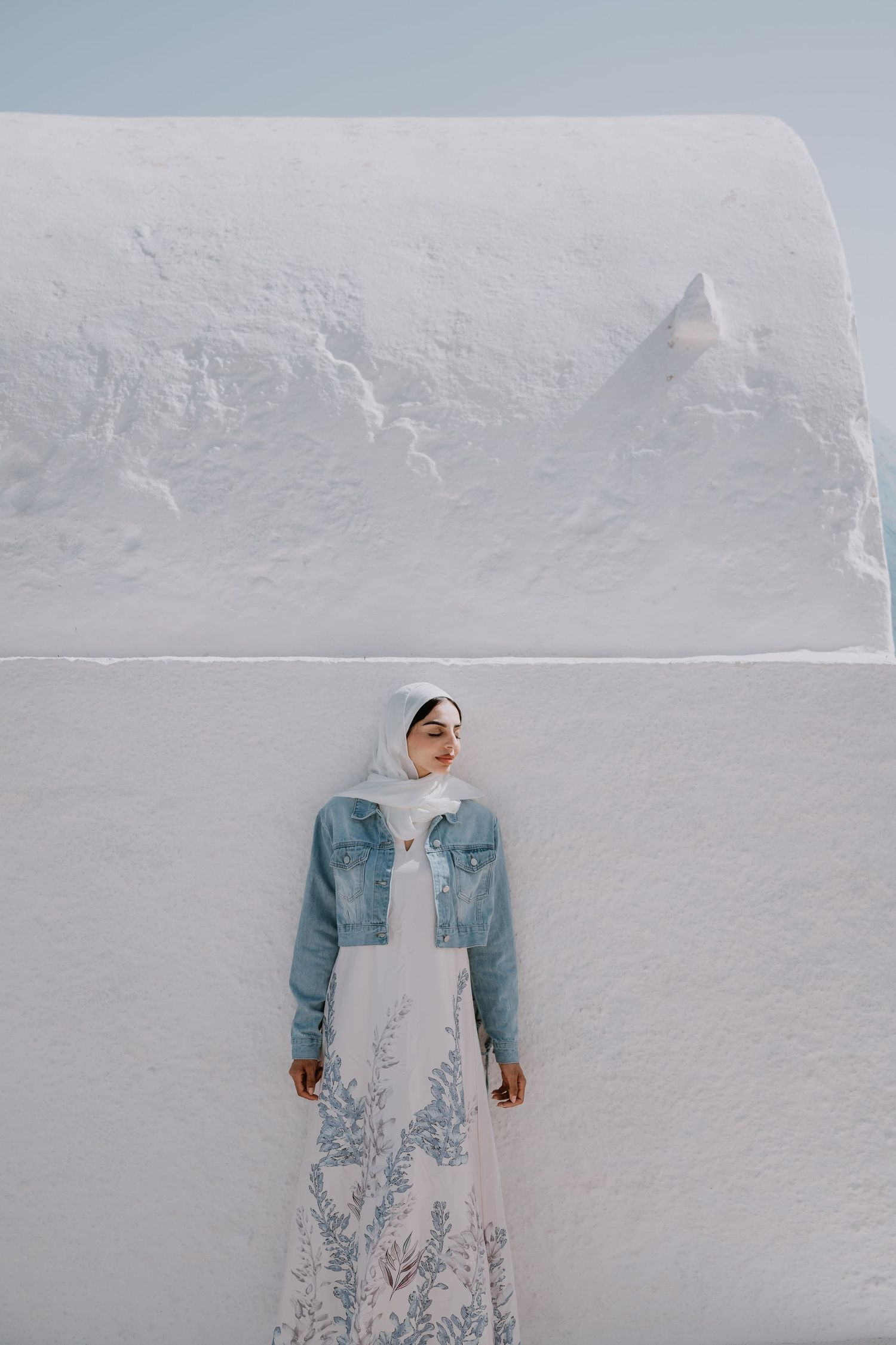 santorini photographer couple session oia sunset blue domes romantic photoshoot greece