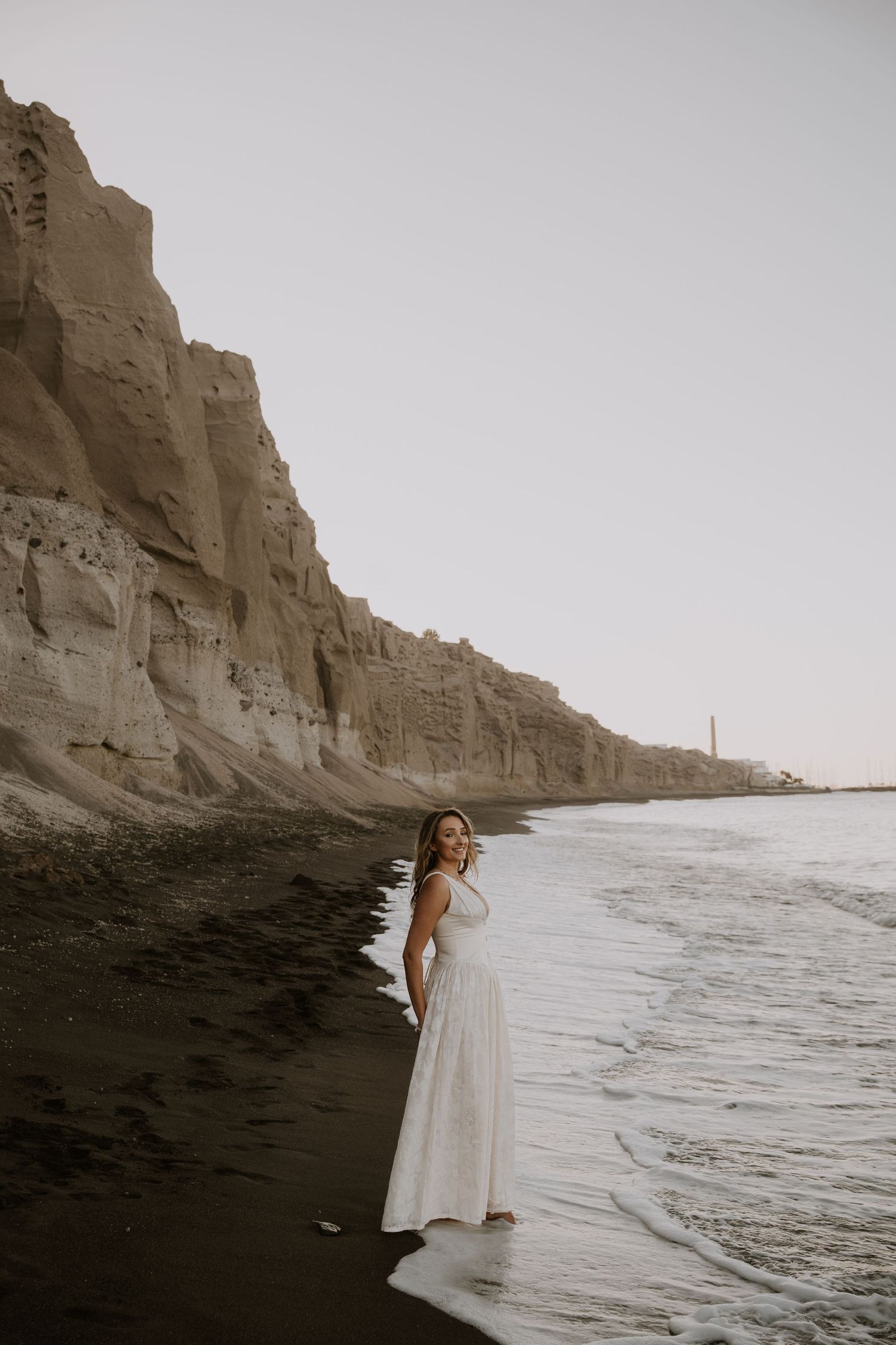 santorini couple photoshoot oia blue domes romantic couple photography santorini greece