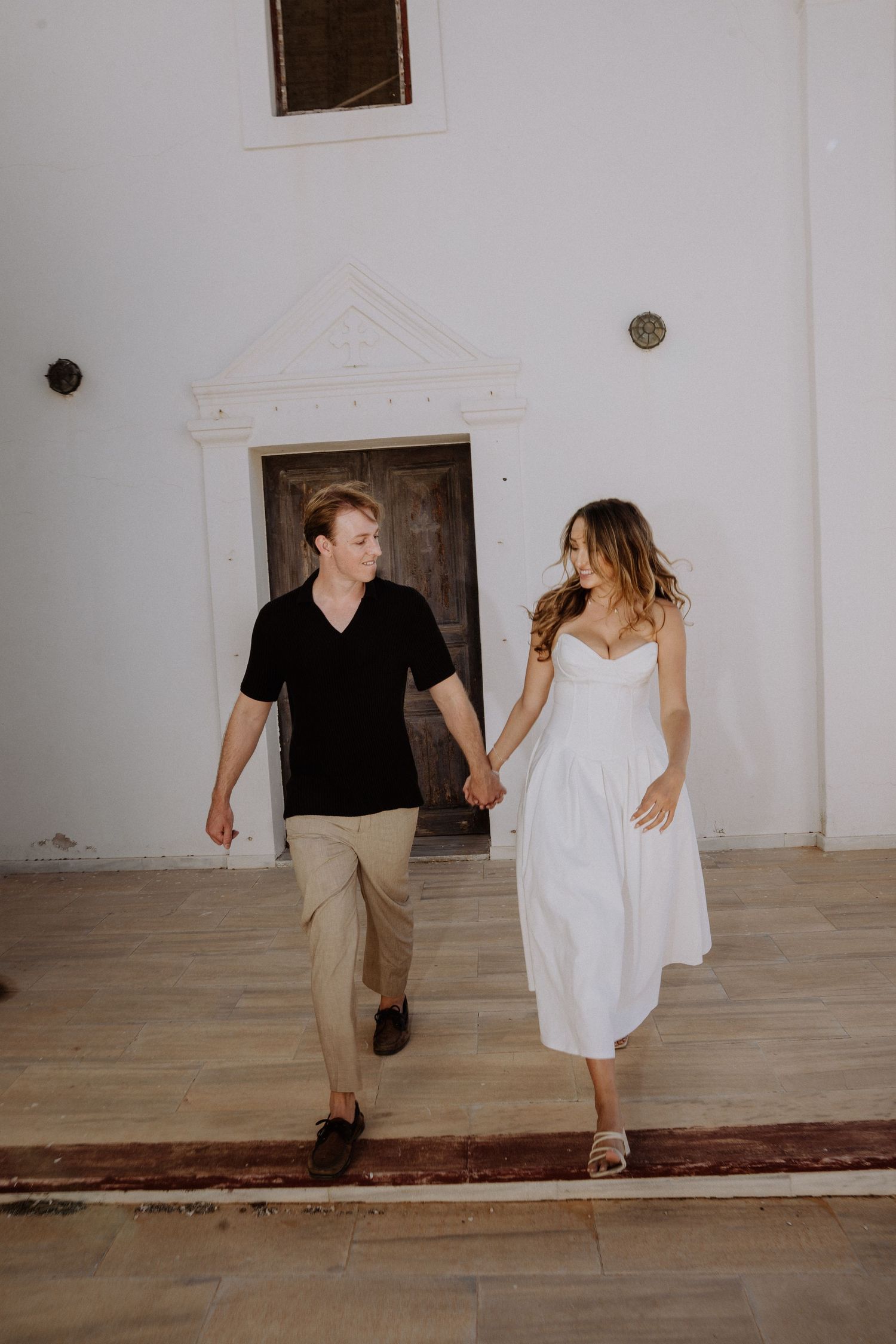 santorini photographer couple session oia sunset blue domes romantic photoshoot greece
