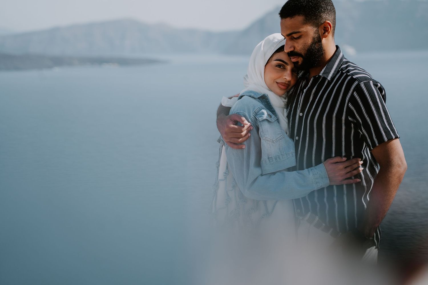 santorini photographer couple session oia sunset blue domes romantic photoshoot greece