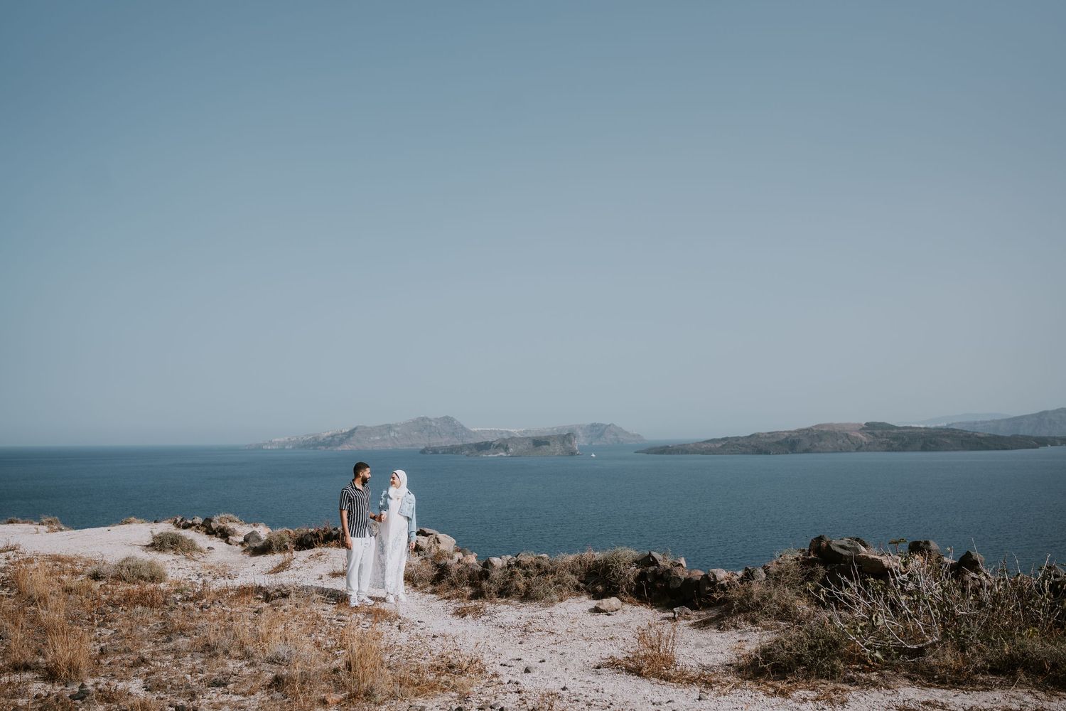 santorini photographer couple session oia sunset blue domes romantic photoshoot greece