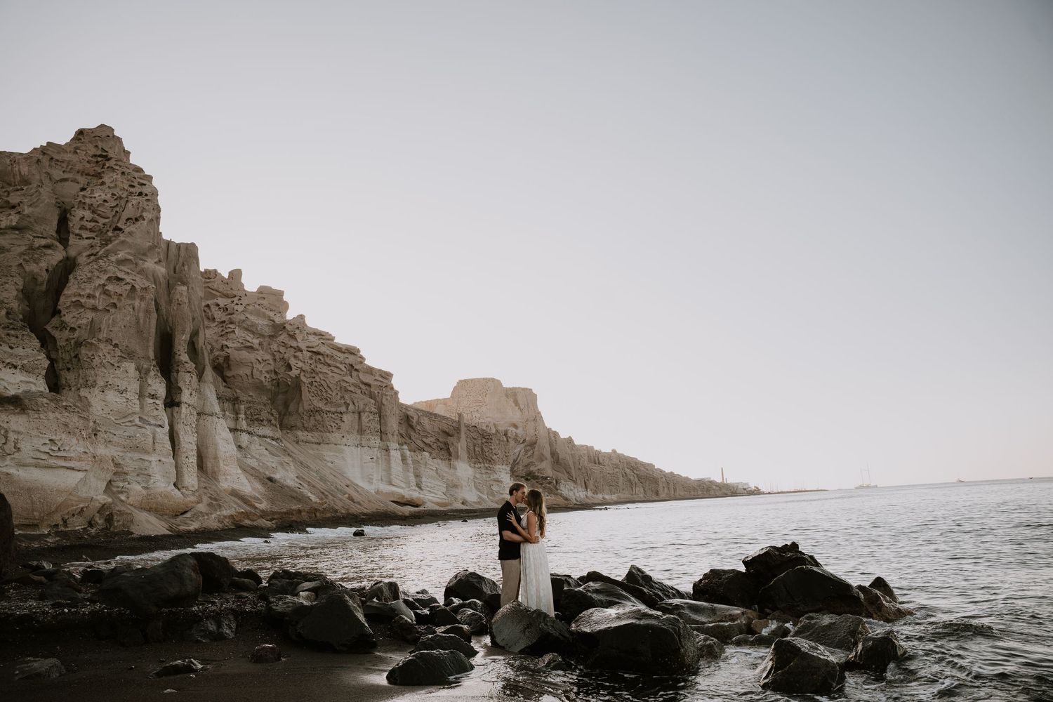 santorini photographer couple session oia sunset blue domes romantic photoshoot santorini greece