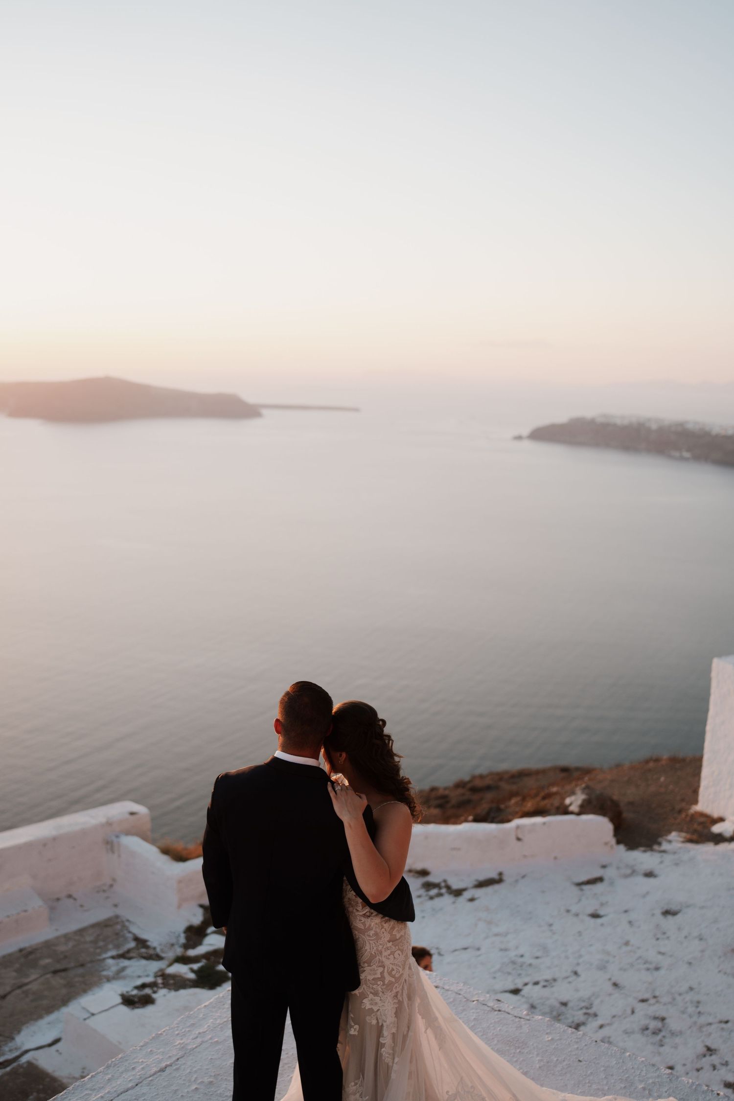 santorini couple photoshoot oia blue domes romantic couple photography santorini greece