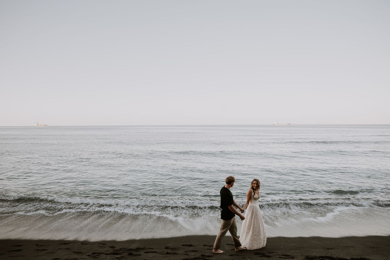 santorini couple photoshoot oia blue domes romantic couple photography santorini greece