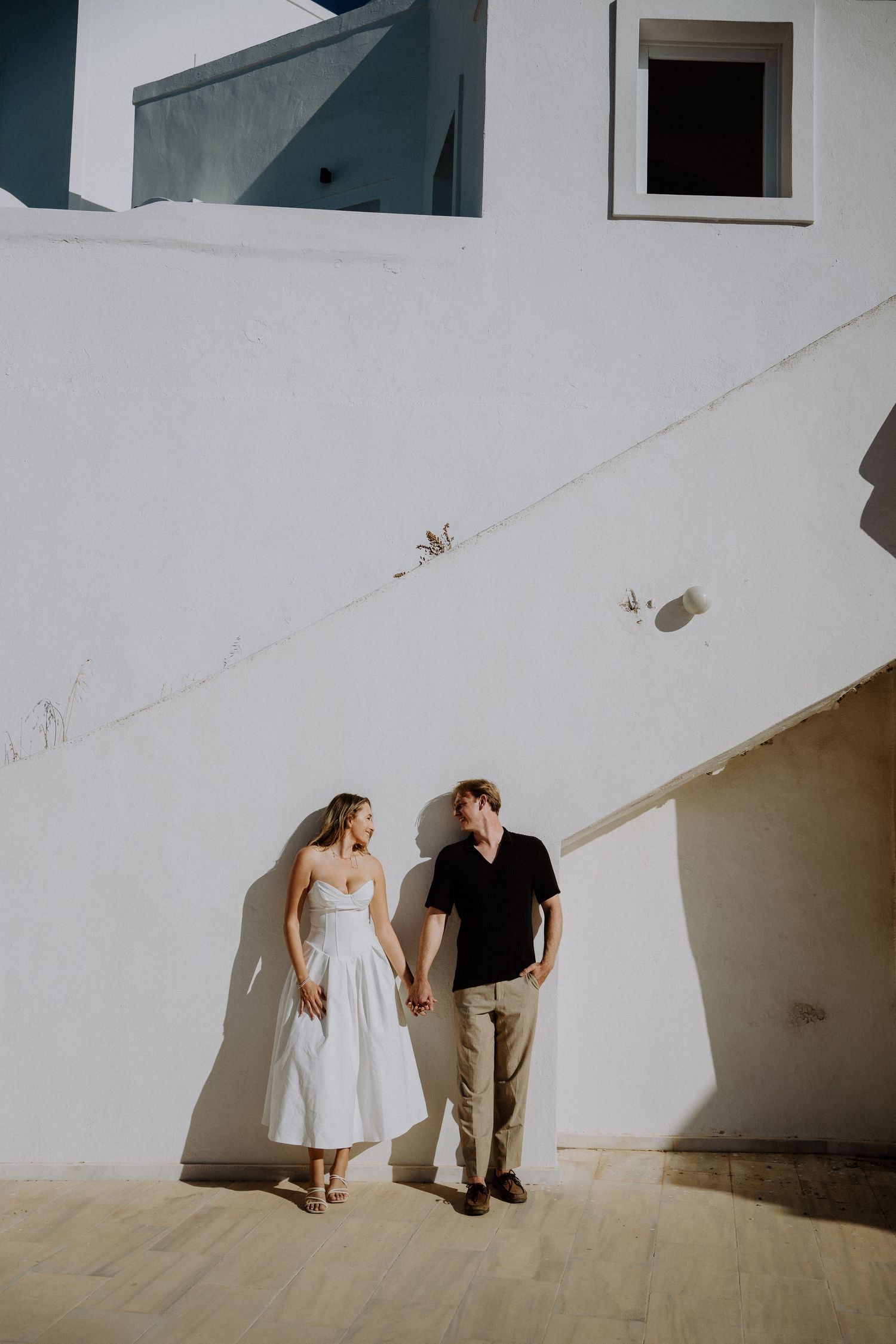 santorini photographer couple session oia sunset blue domes romantic photoshoot greece