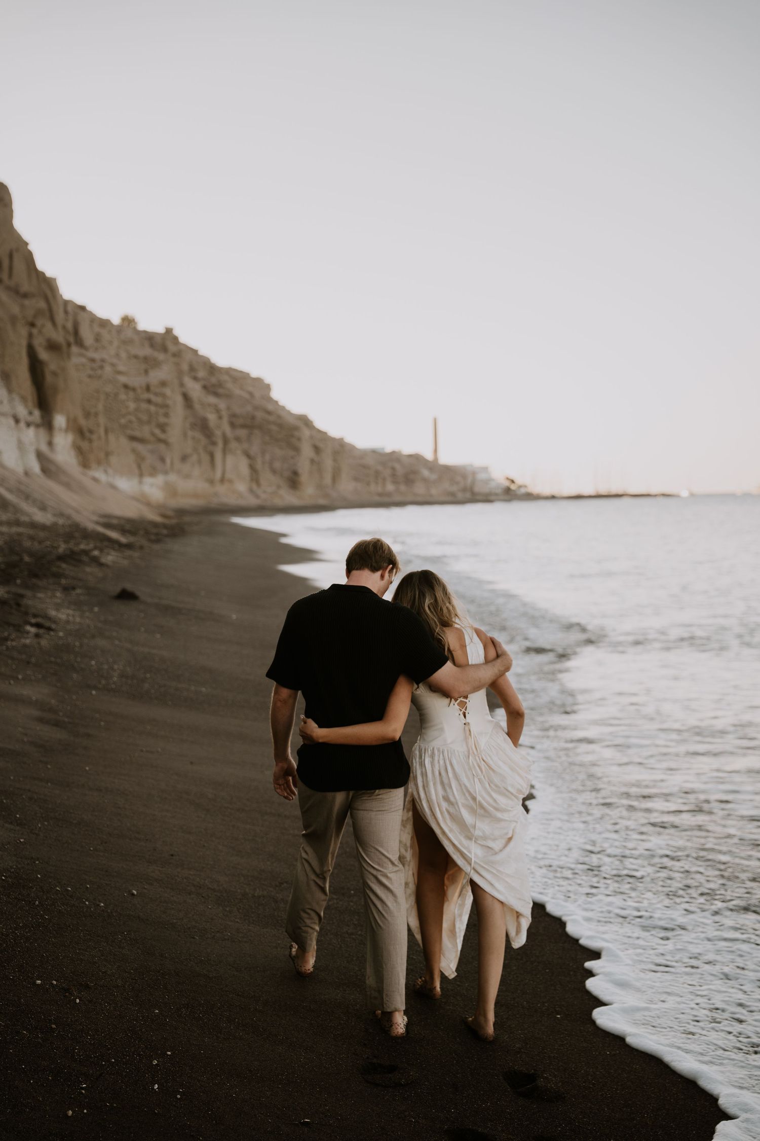 santorini photographer couple session oia sunset blue domes romantic photoshoot greece