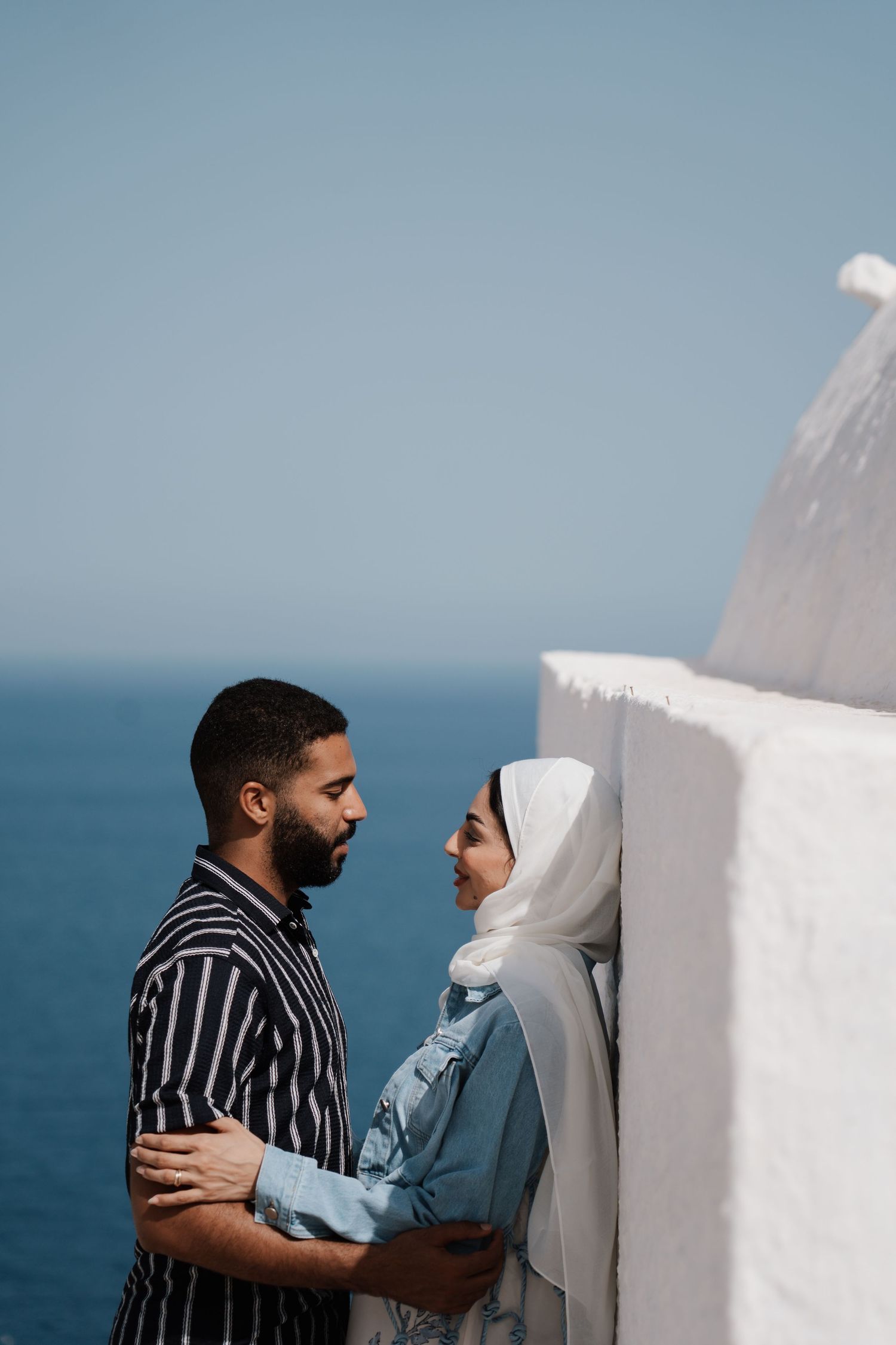santorini couple photoshoot oia blue domes romantic couple photography santorini greece