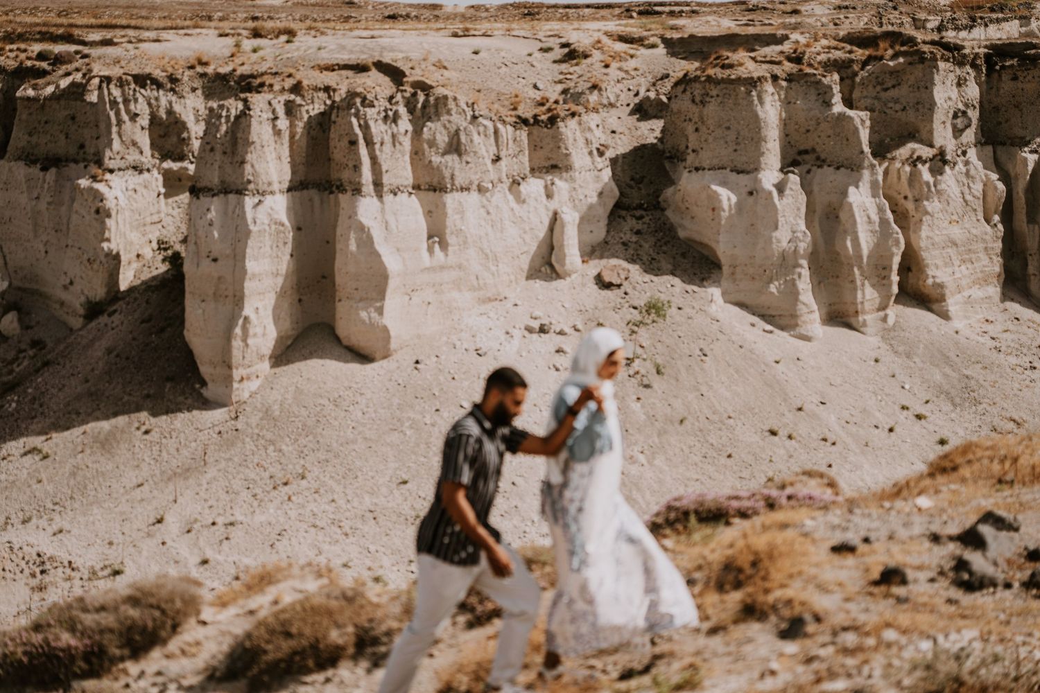 santorini couple photoshoot oia blue domes romantic couple photography santorini greece