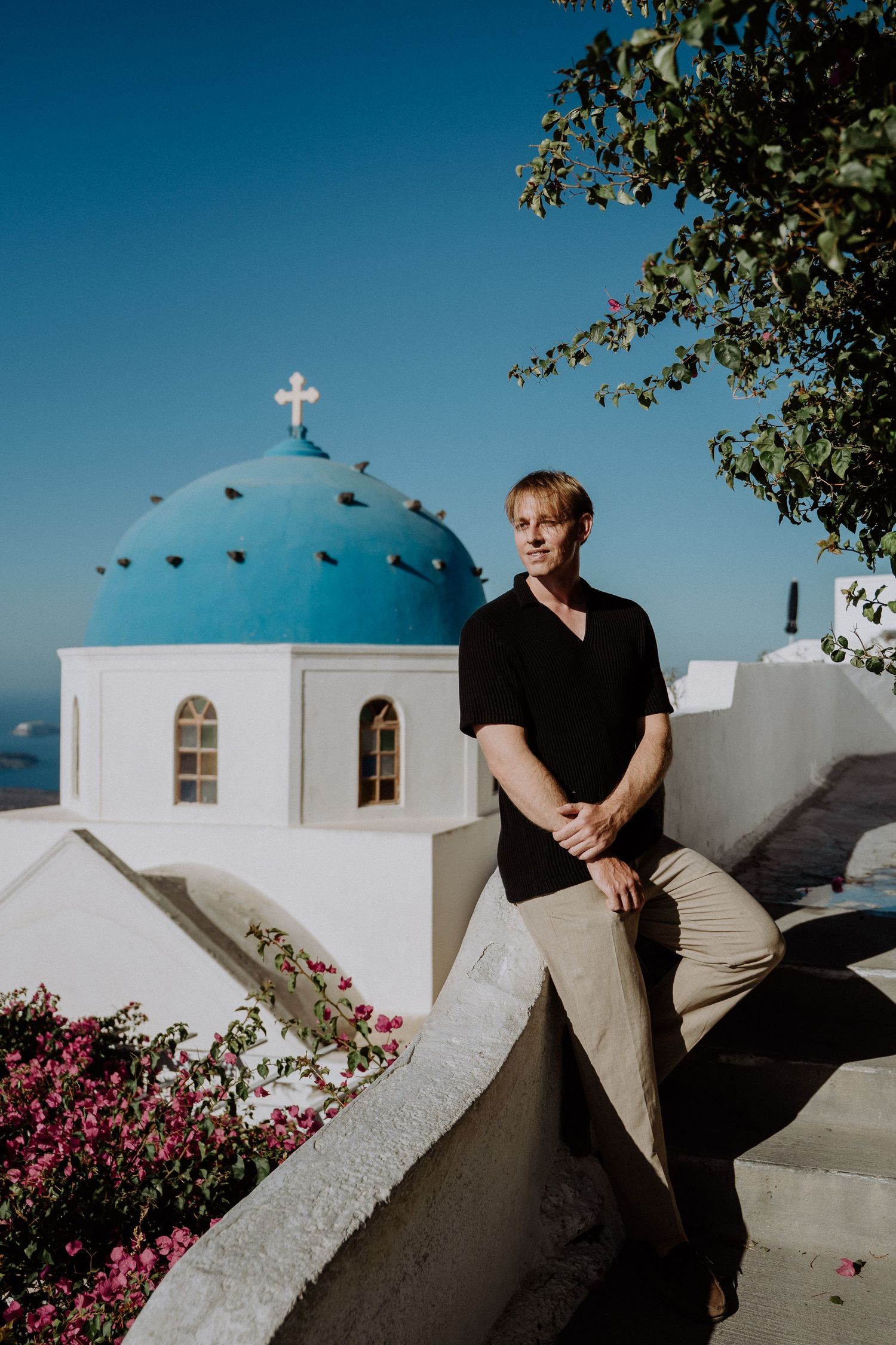 santorini photographer couple session oia sunset blue domes romantic photoshoot greece