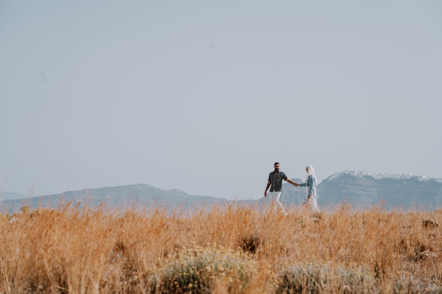 santorini photographer couple session oia sunset blue domes romantic photoshoot greece