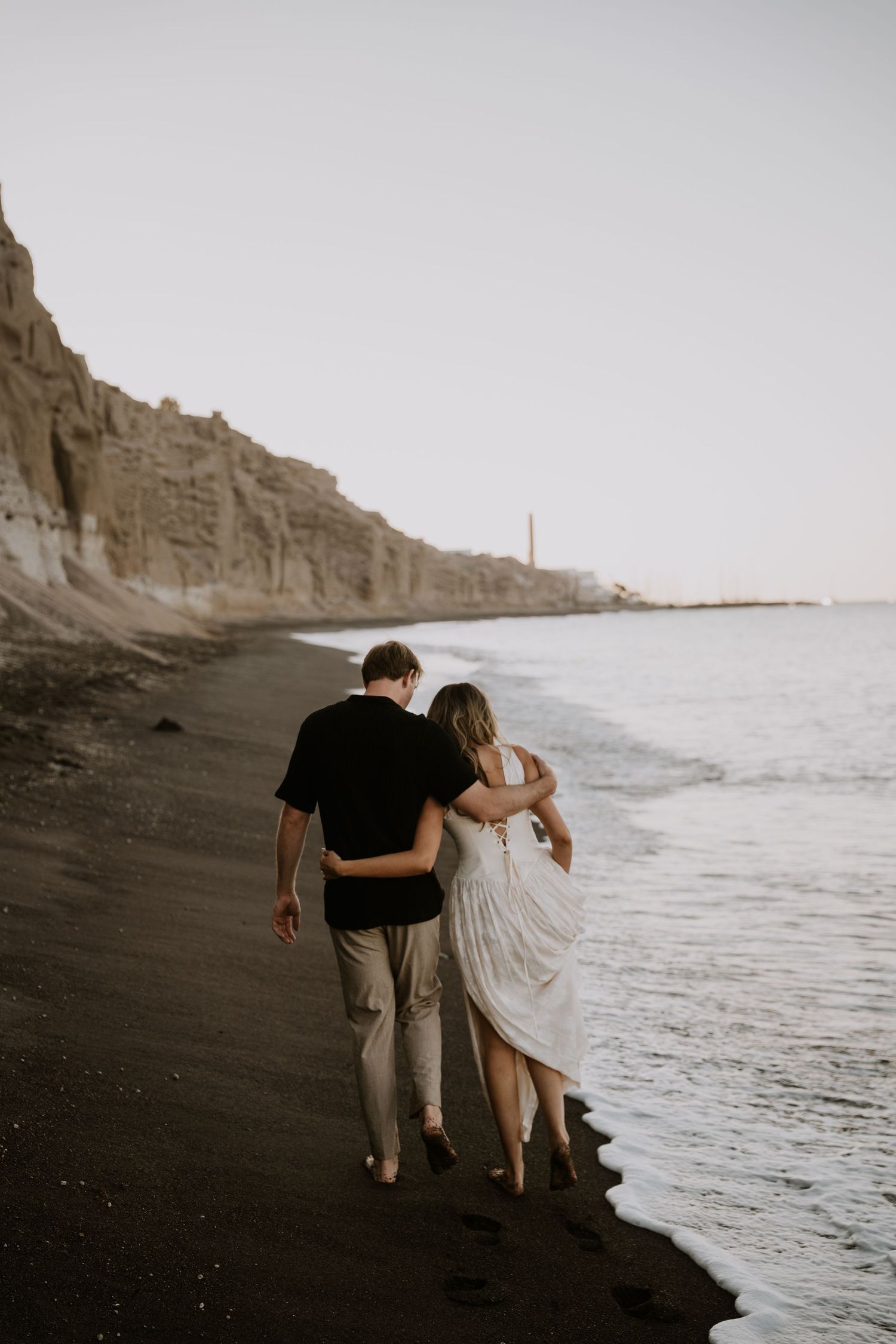 santorini photographer couple session oia sunset blue domes romantic photoshoot greece