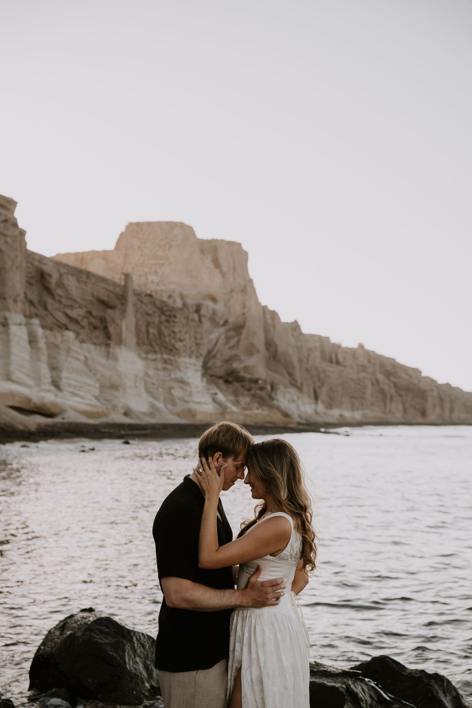 santorini engagement photoshoot cinematic couple oia santorini photographer luxury session