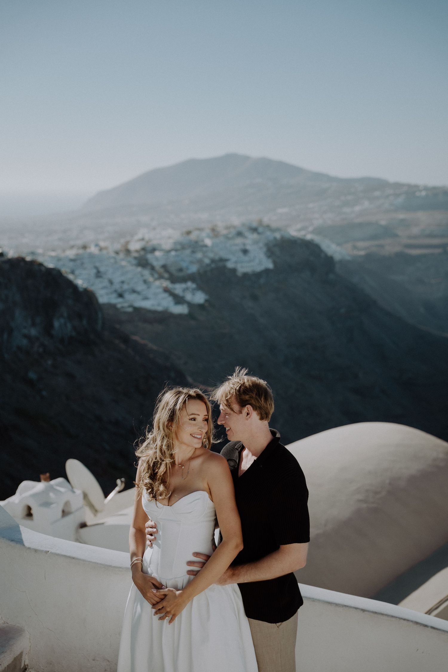 santorini engagement photoshoot cinematic couple photography oia santorini photographer luxury session