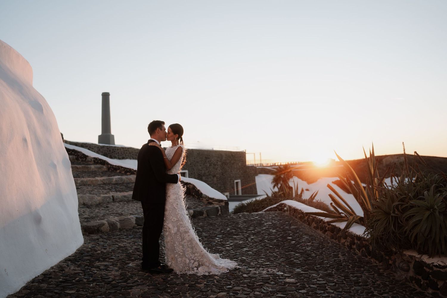 luxury santorini wedding photography caldera view bride groom golden hour santorini photographer

santorini proposal photoshoot romantic cou