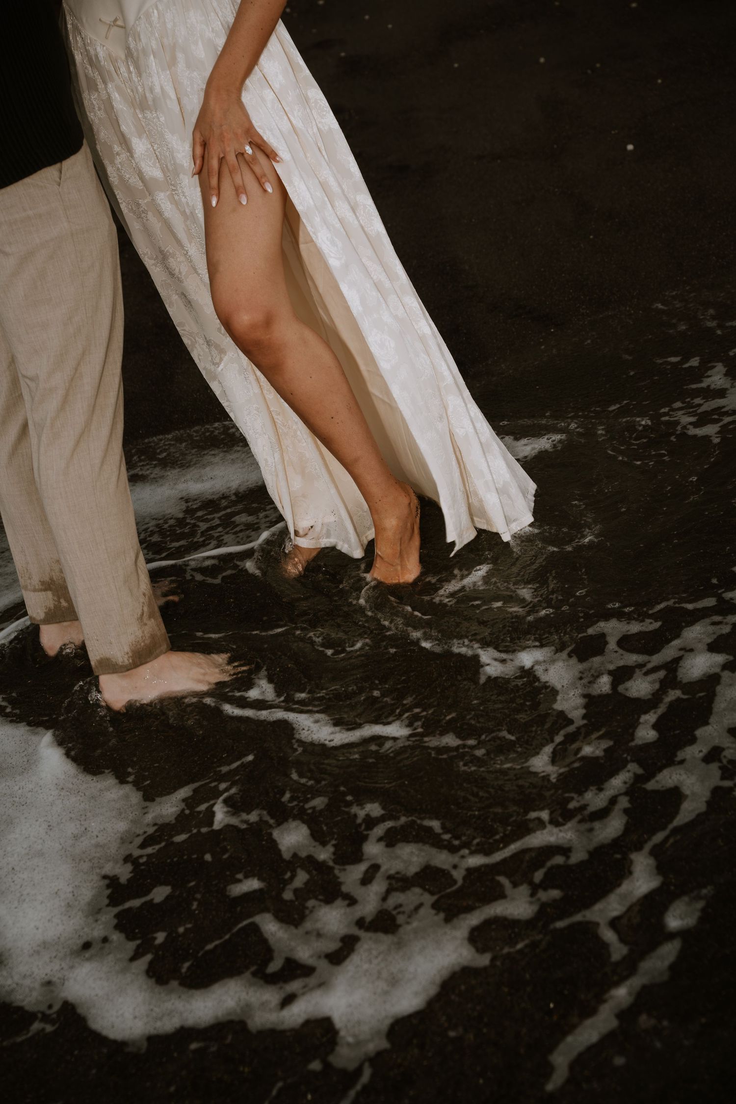 santorini couple photoshoot oia blue domes romantic couple photography santorini greece