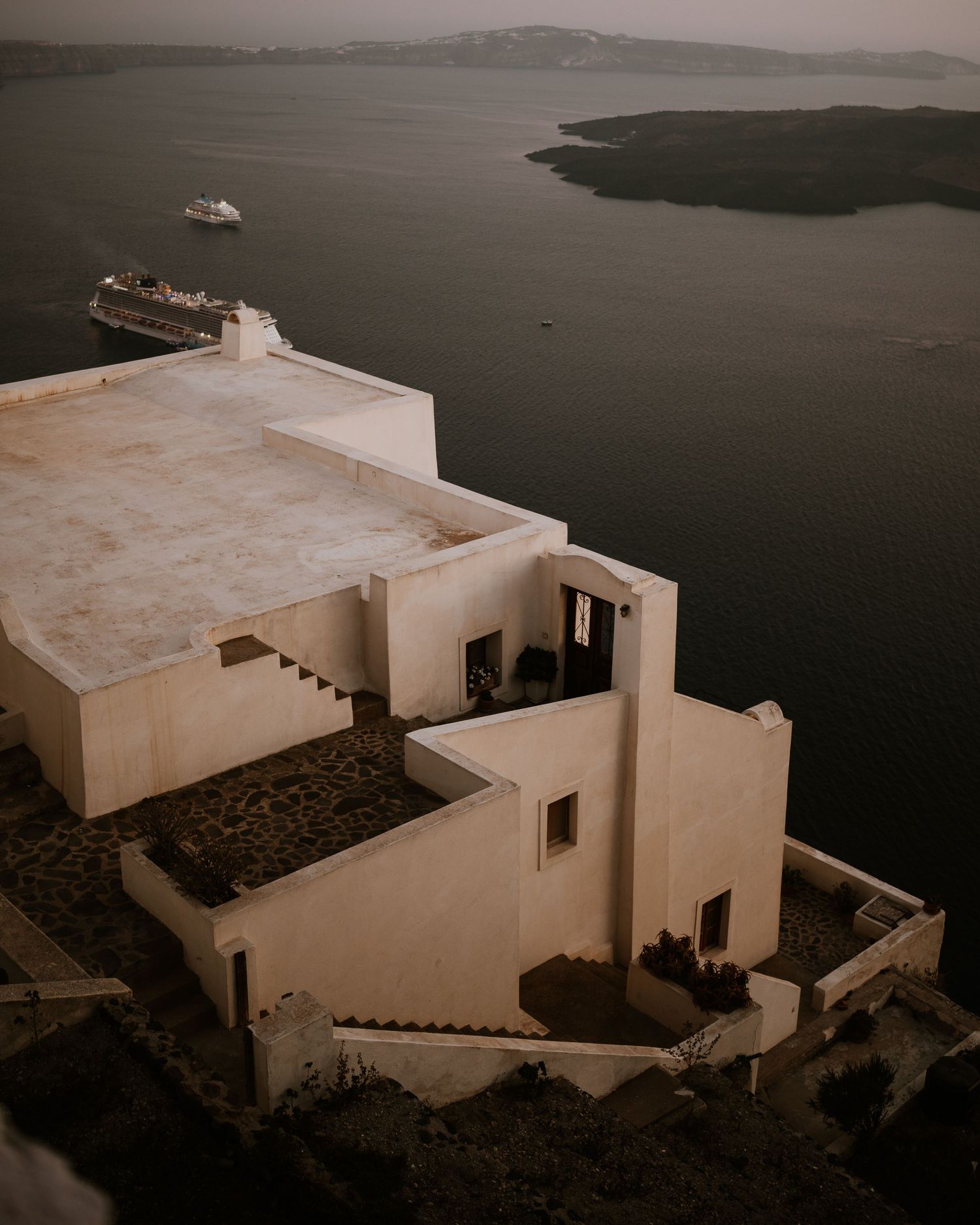santorini engagement photoshoot cinematic couple oia santorini photographer luxury session