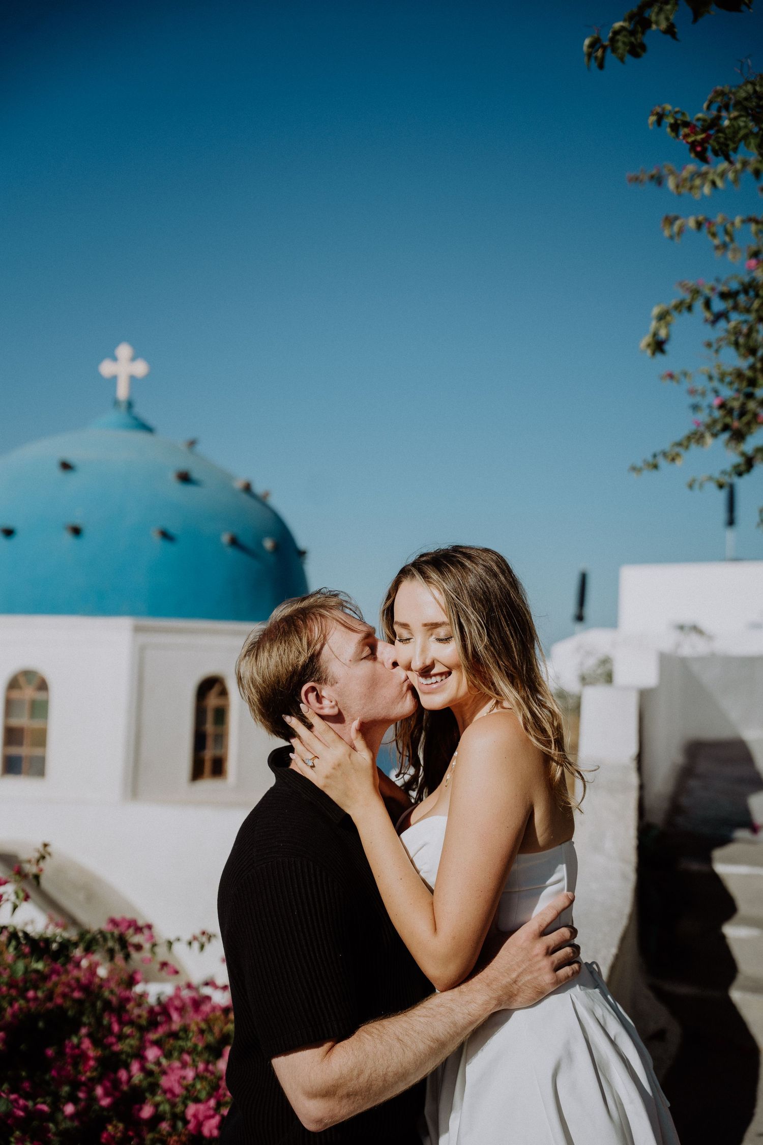 santorini photographer couple session oia sunset blue domes romantic photoshoot greece