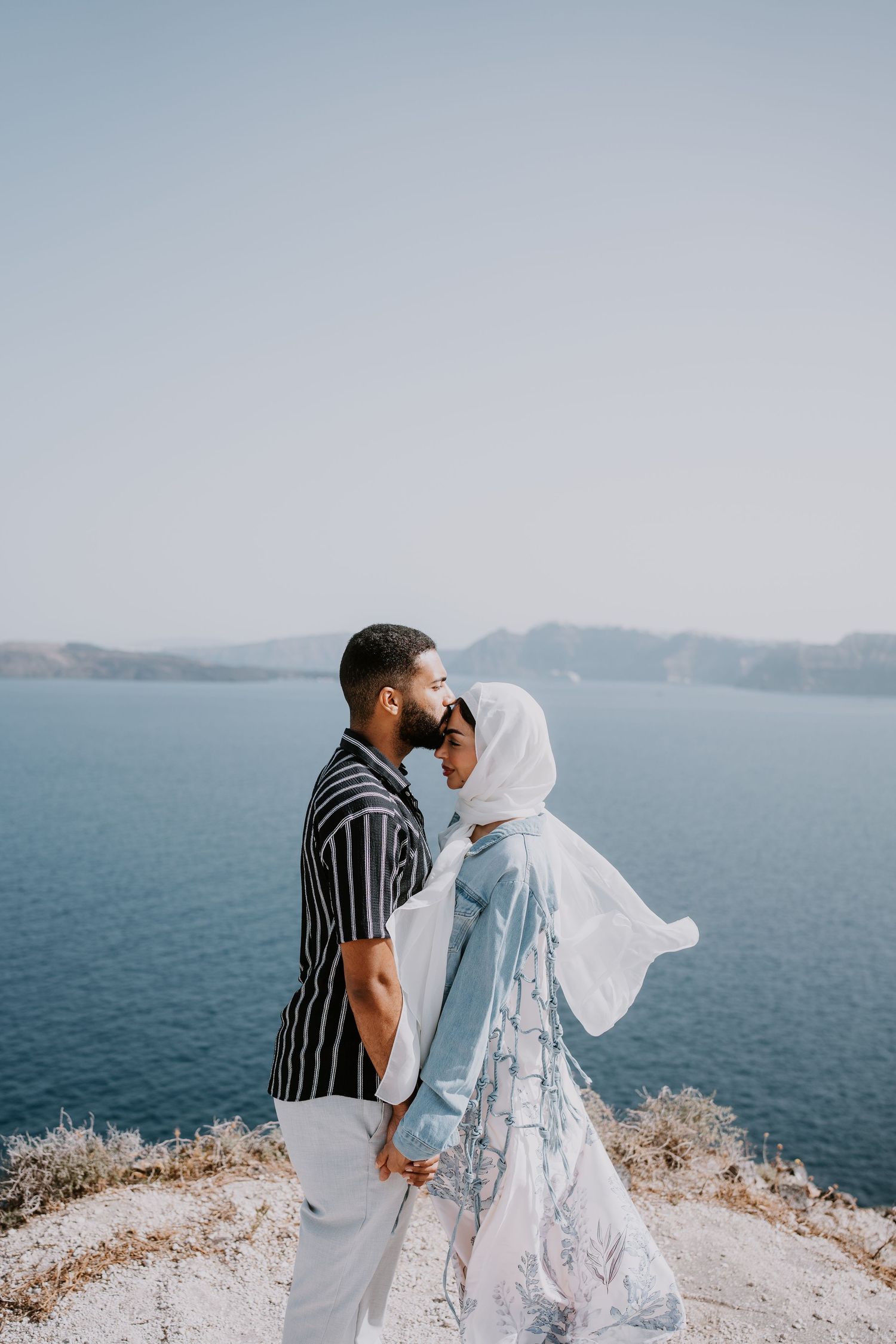 santorini photographer couple session oia sunset blue domes romantic photoshoot greece