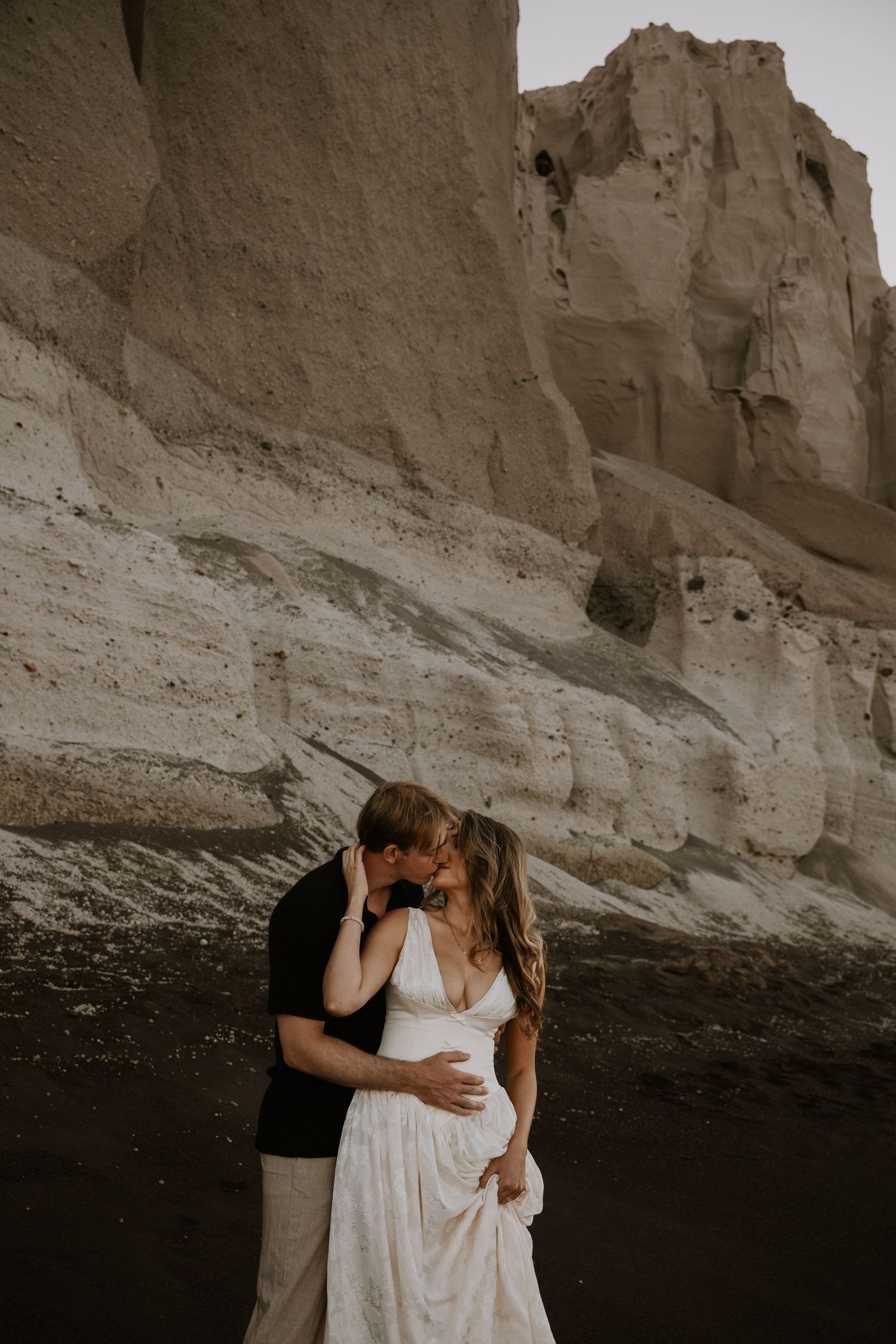 santorini couple photoshoot oia blue domes romantic couple photography santorini greece