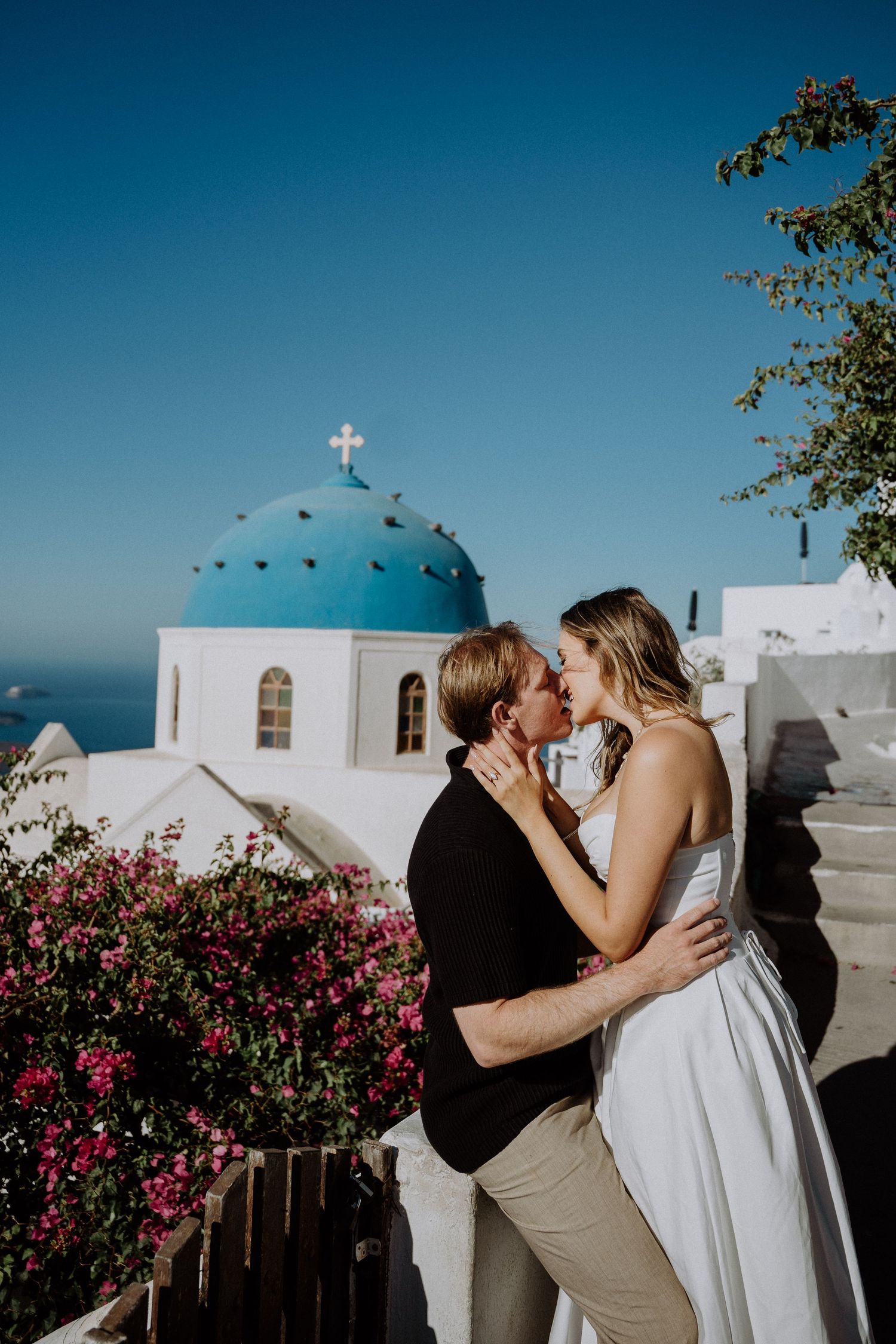 santorini engagement photoshoot cinematic couple photography oia santorini photographer luxury session