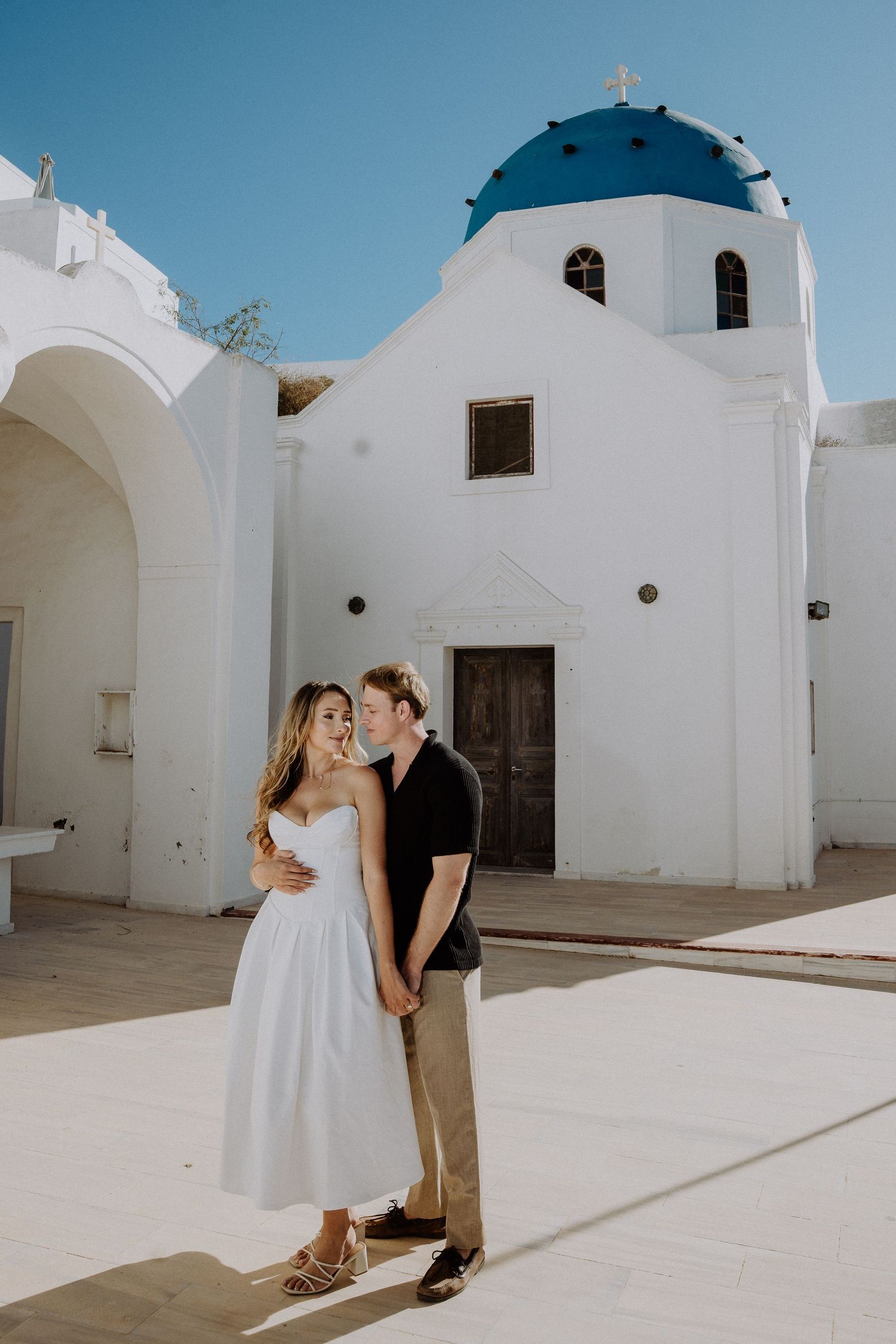 santorini photographer couple session oia sunset blue domes romantic photoshoot greece