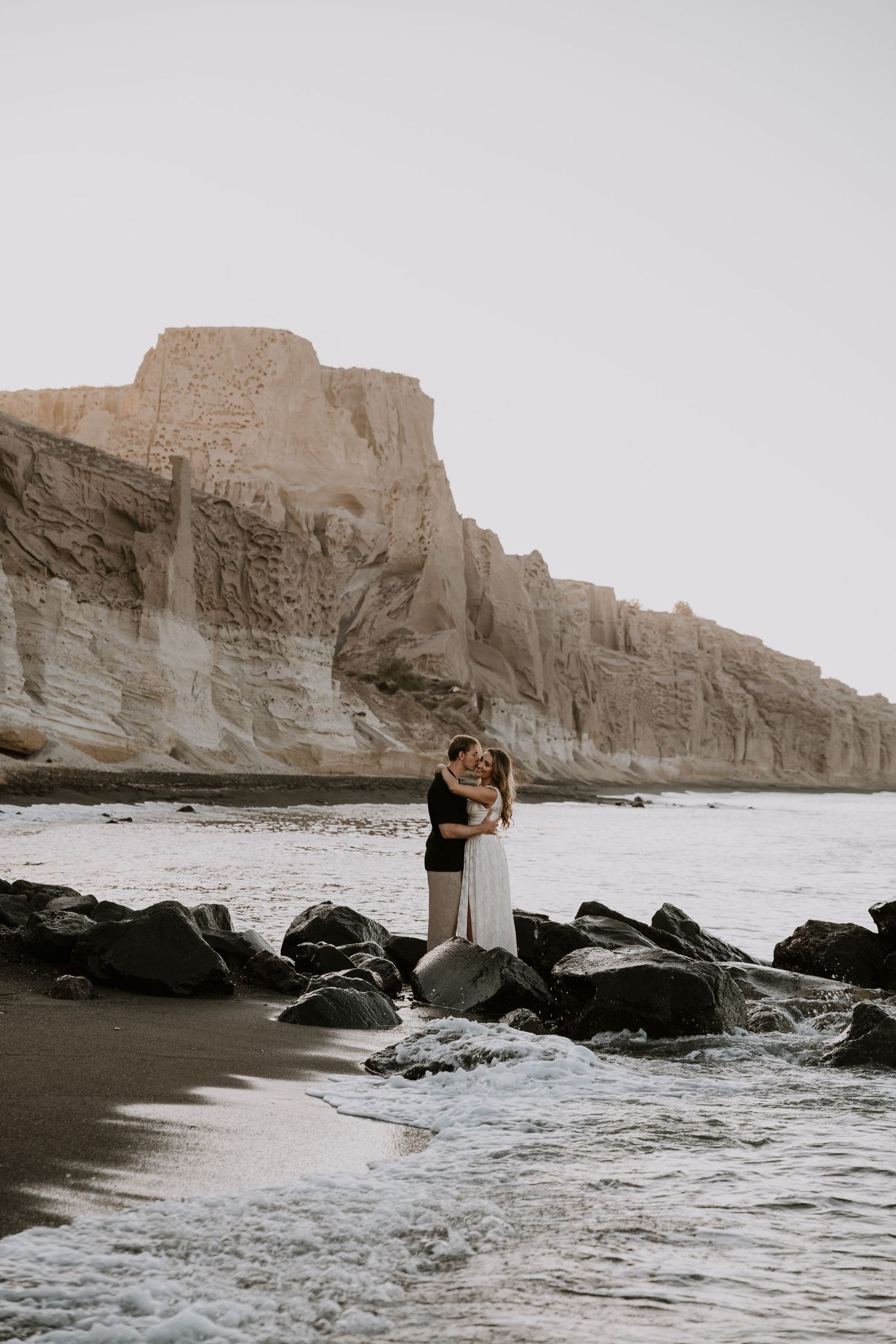 santorini couple photoshoot oia blue domes romantic couple photography santorini greece