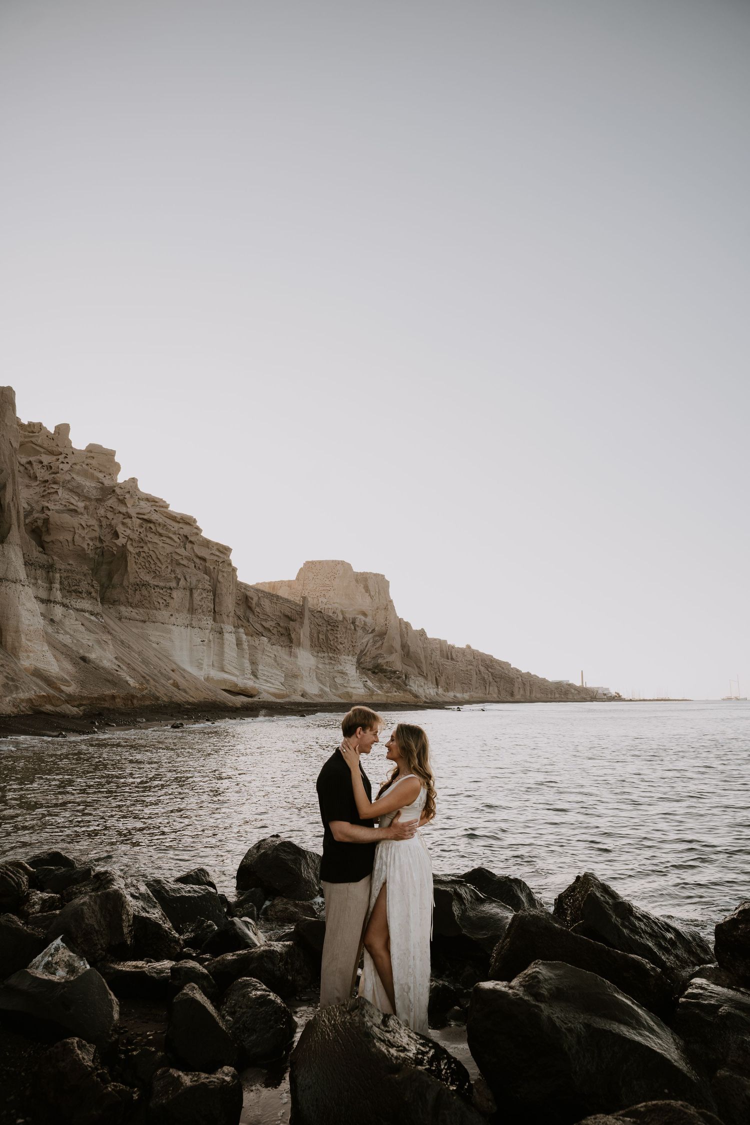 santorini couple photoshoot oia blue domes romantic couple photography santorini greece