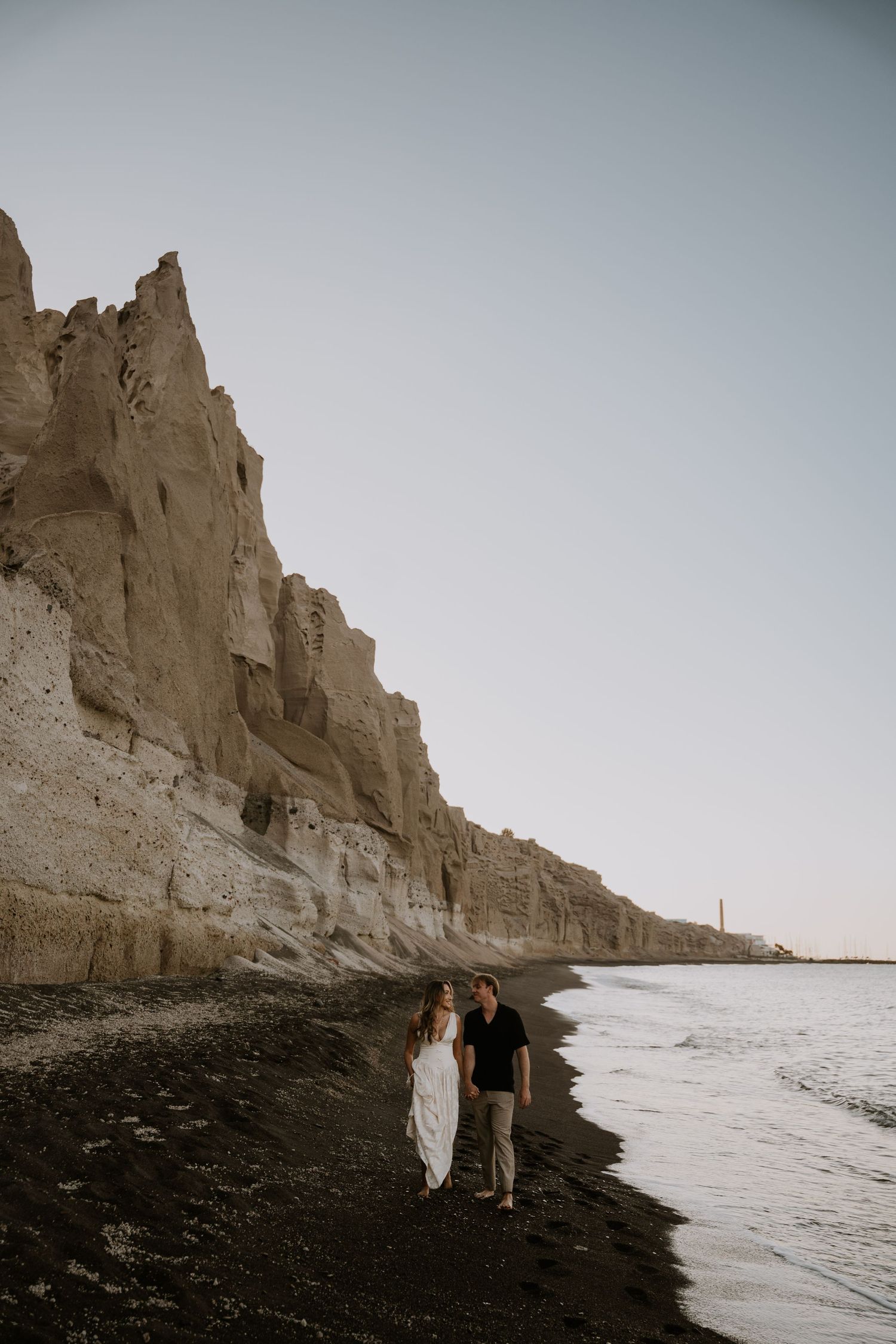 santorini engagement photoshoot cinematic couple oia santorini photographer luxury session