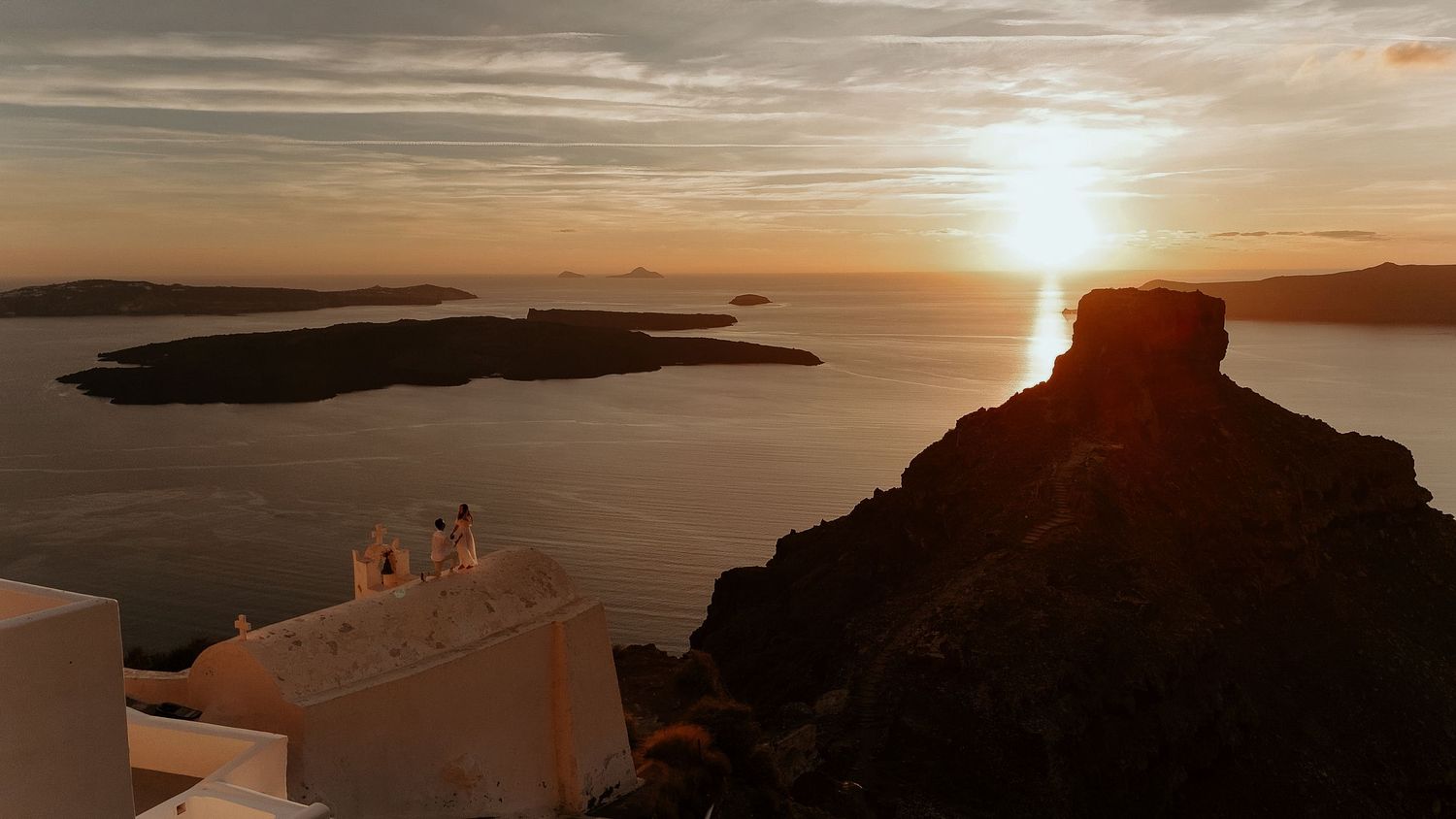 santorini photographer couple session oia sunset blue domes romantic photoshoot santorini greece